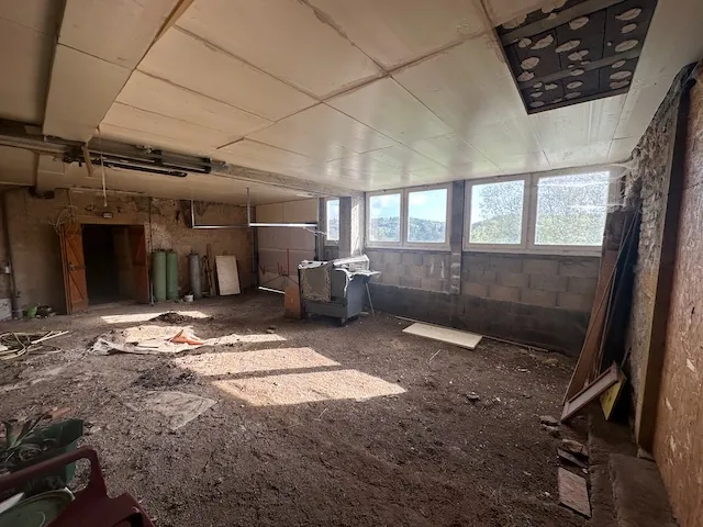 Ancien restaurant à rénover avec gîtes à Iguerande, parfait pour chambres d'hôtes 