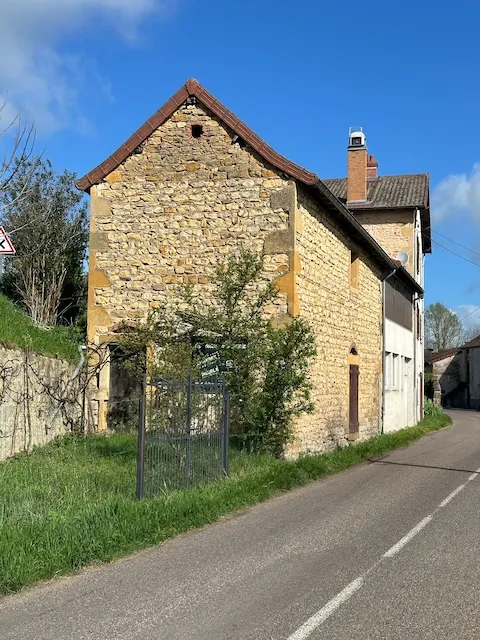 Ancien restaurant à rénover avec gîtes à Iguerande, parfait pour chambres d'hôtes 