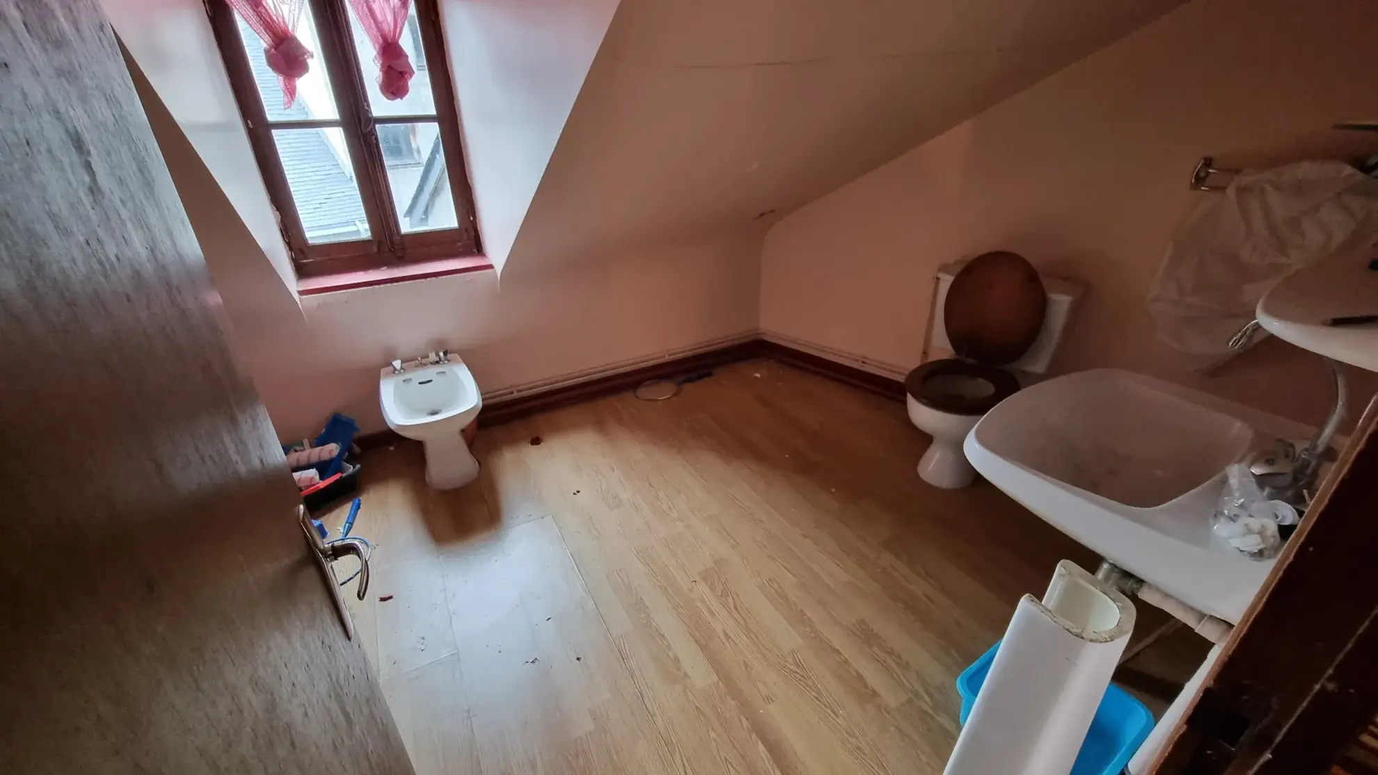 Studio de 23 m² à Bagnères-de-Bigorre à rénover au dernier étage 