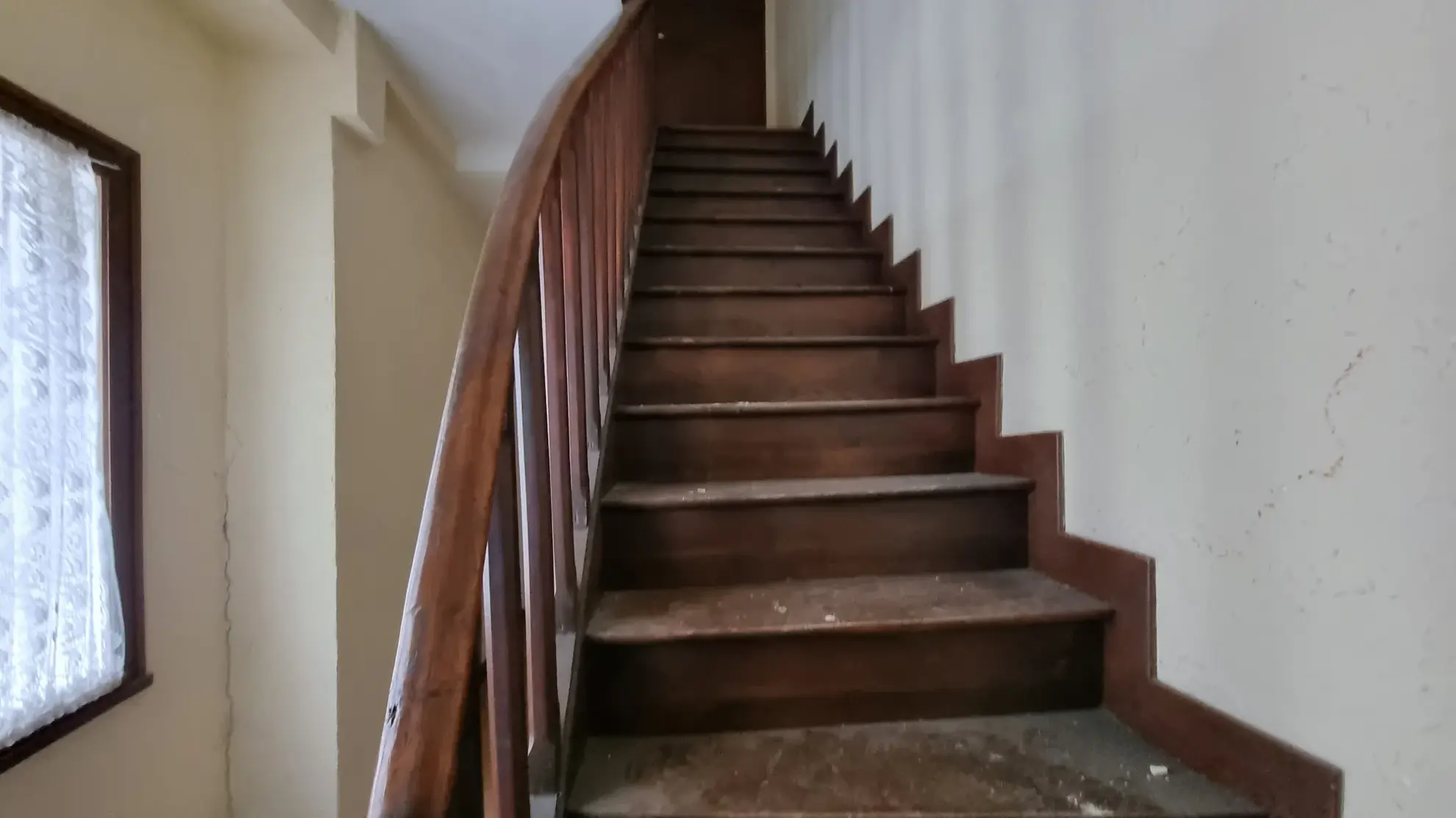 Studio de 23 m² à Bagnères-de-Bigorre à rénover au dernier étage 