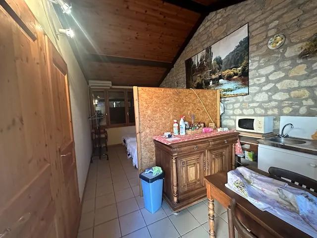 Ancien restaurant à rénover avec gîtes à Iguerande, parfait pour chambres d'hôtes 