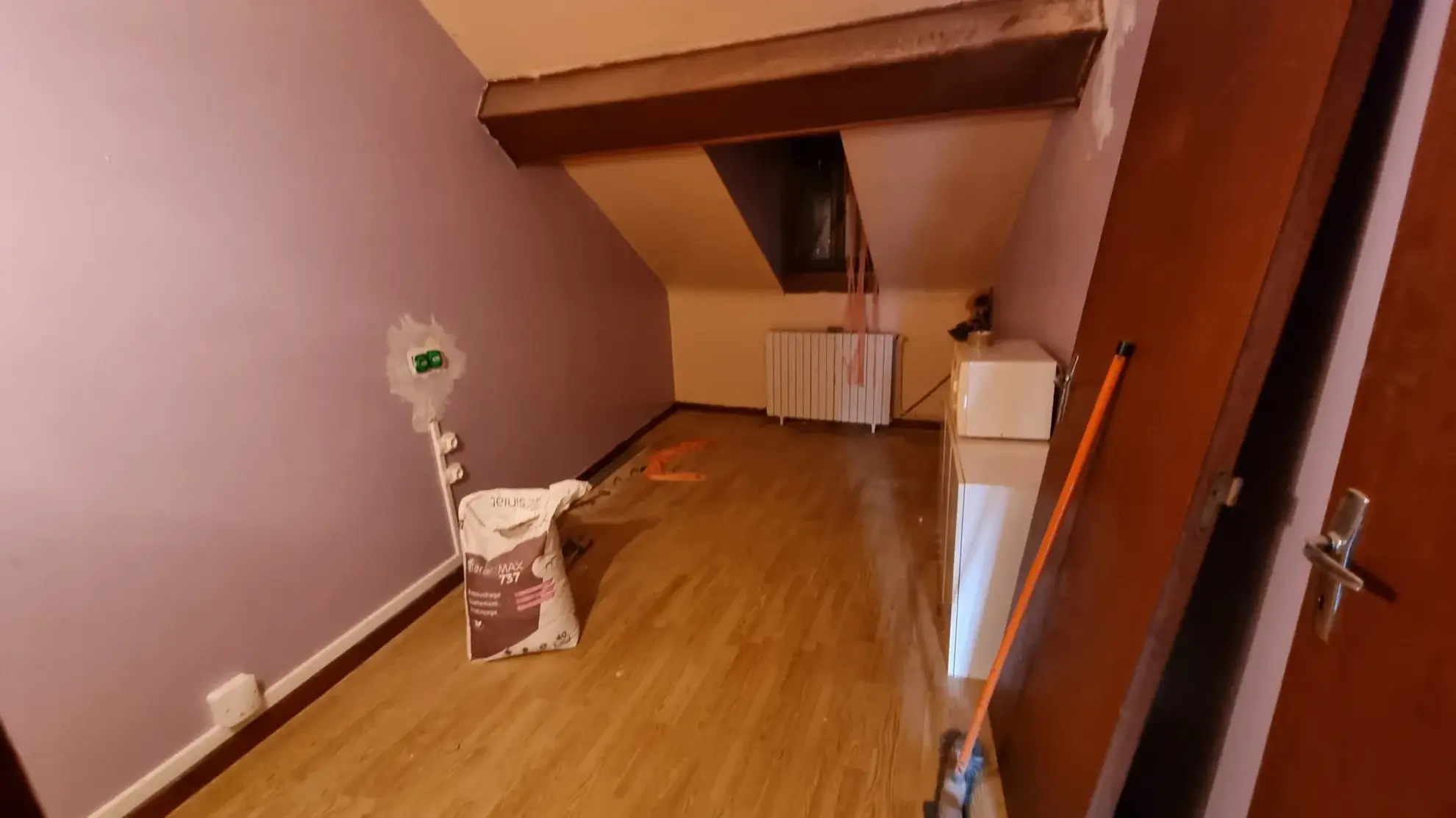 Studio de 23 m² à Bagnères-de-Bigorre à rénover au dernier étage 