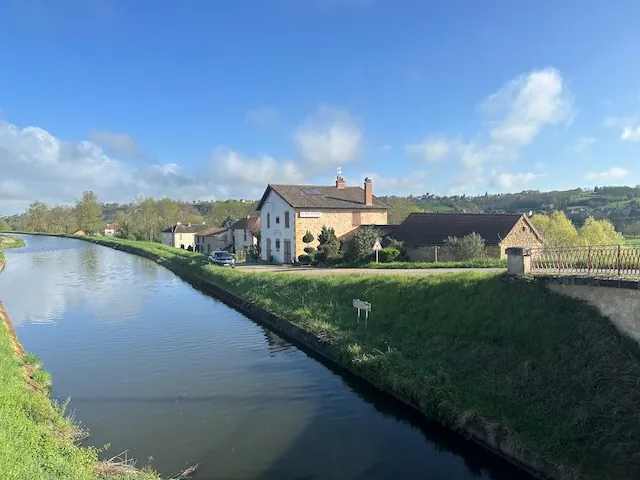 Ancien restaurant à rénover avec gîtes à Iguerande, parfait pour chambres d'hôtes 
