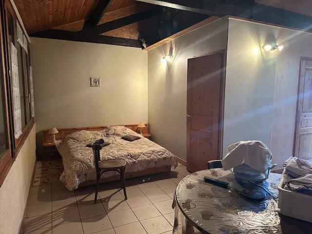 Ancien restaurant à rénover avec gîtes à Iguerande, parfait pour chambres d'hôtes 