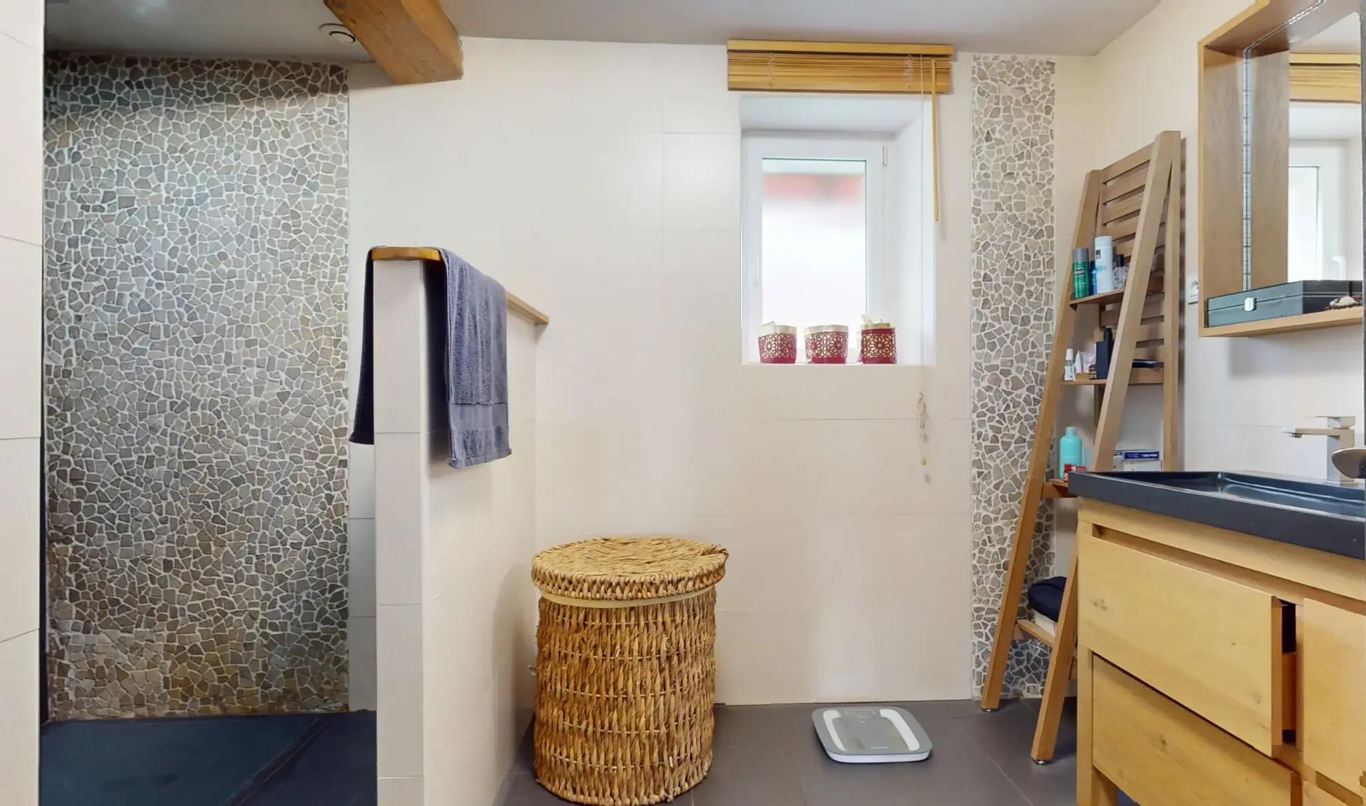 Ensemble immobilier avec maison de 234m², appartement loué et terrain à Souvans 