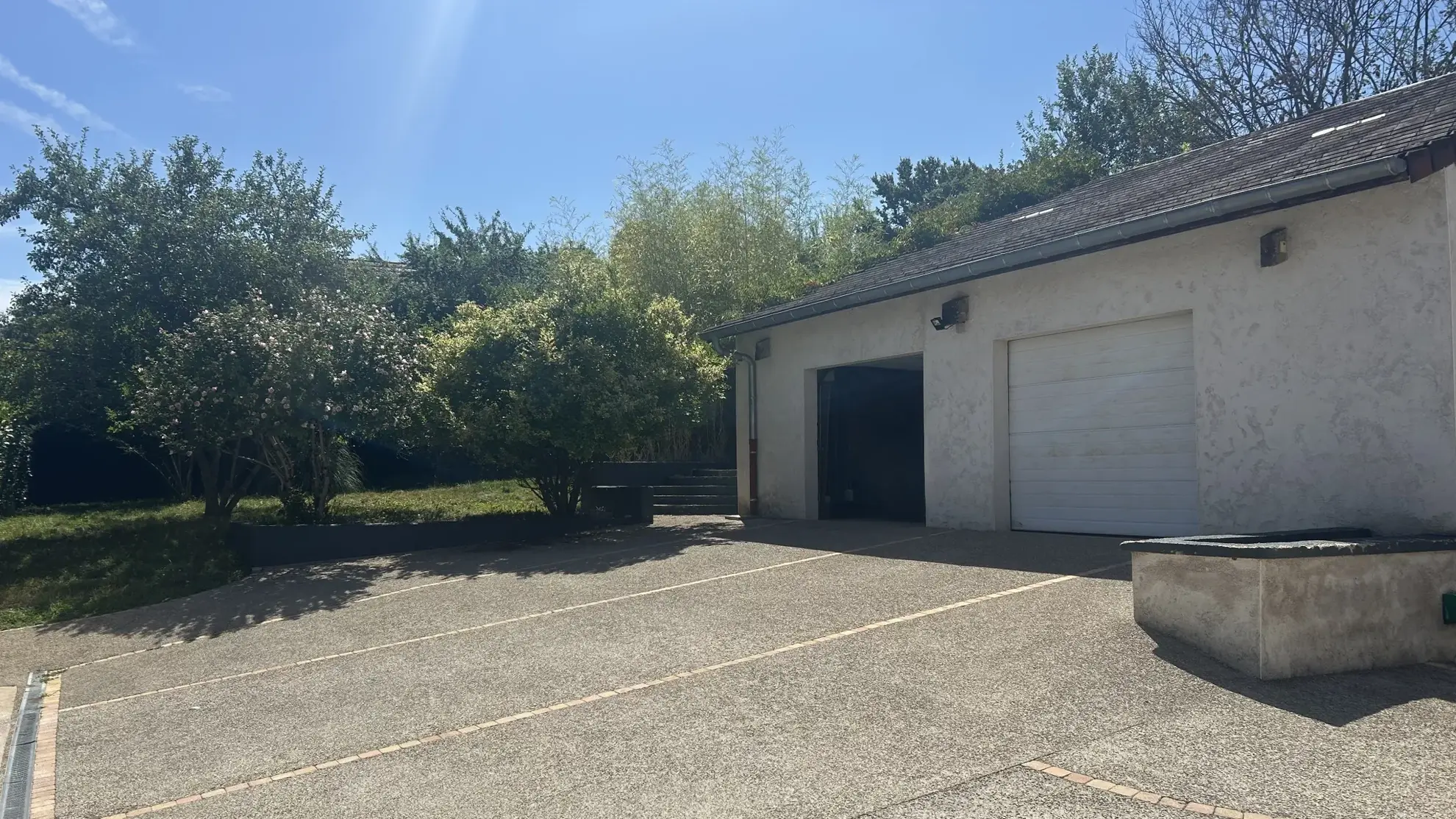 Ensemble immobilier avec maison de 234m², appartement loué et terrain à Souvans 