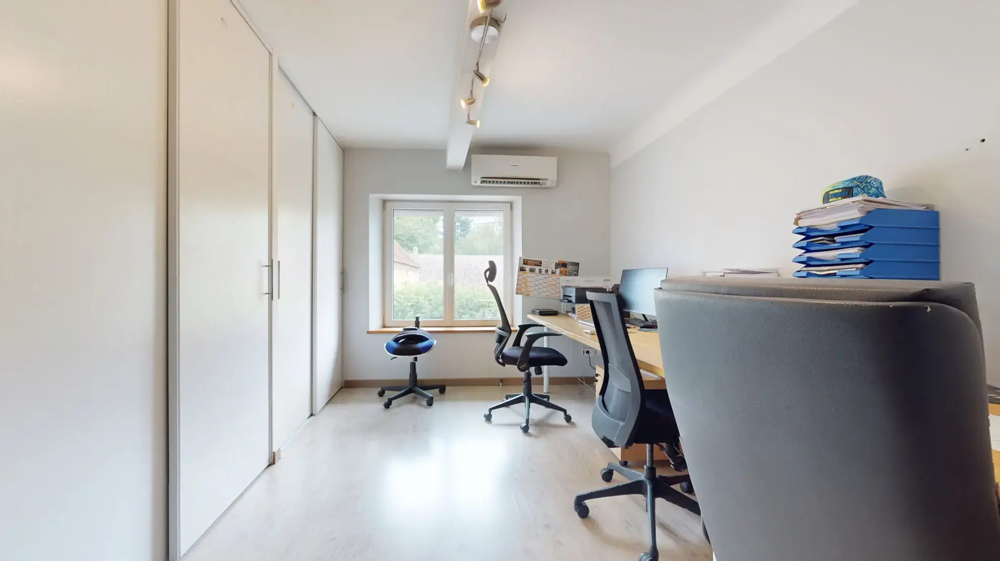 Ensemble immobilier avec maison de 234m², appartement loué et terrain à Souvans 