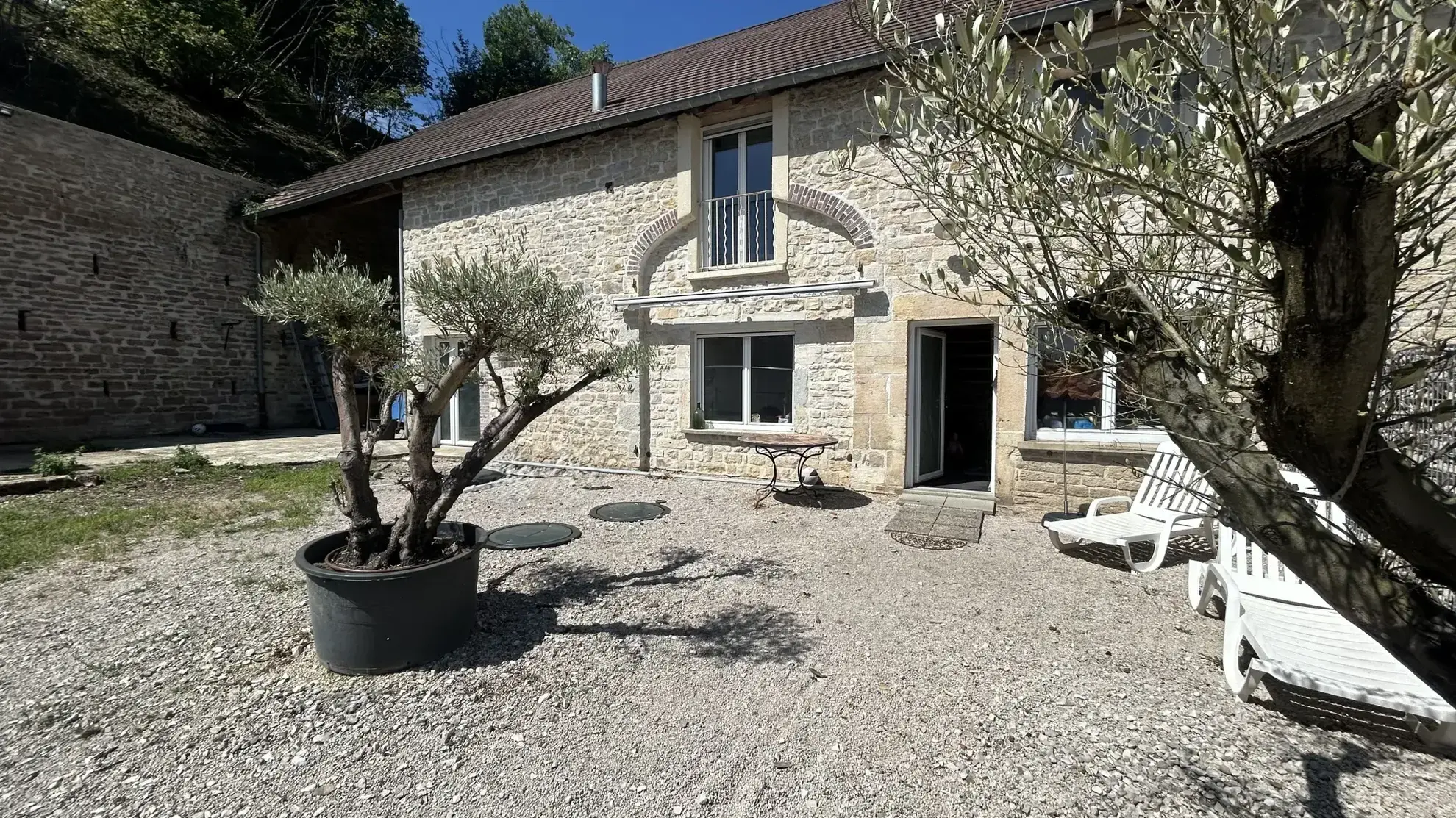 Ensemble immobilier avec maison de 234m², appartement loué et terrain à Souvans