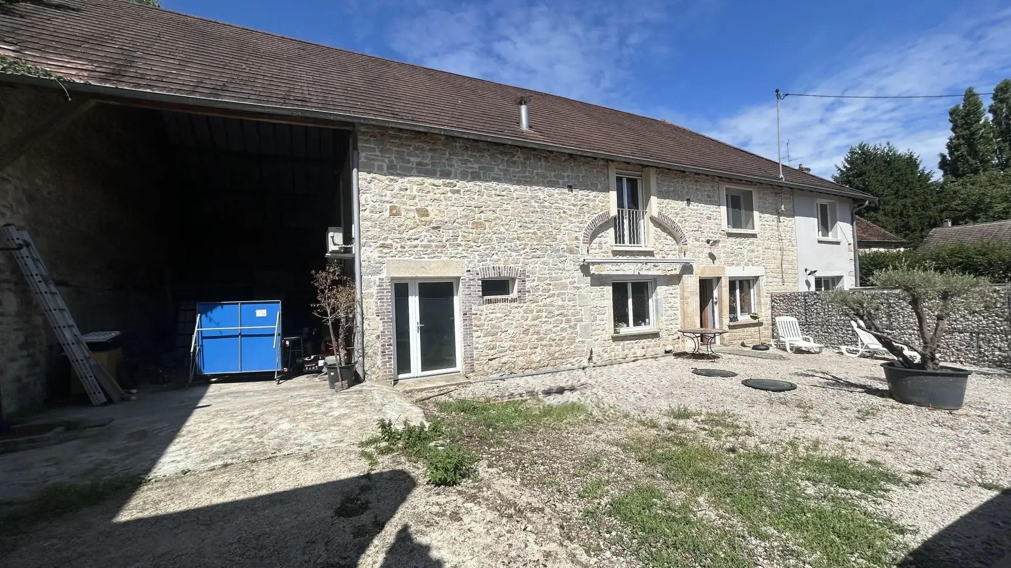 Ensemble immobilier avec maison de 234m², appartement loué et terrain à Souvans 