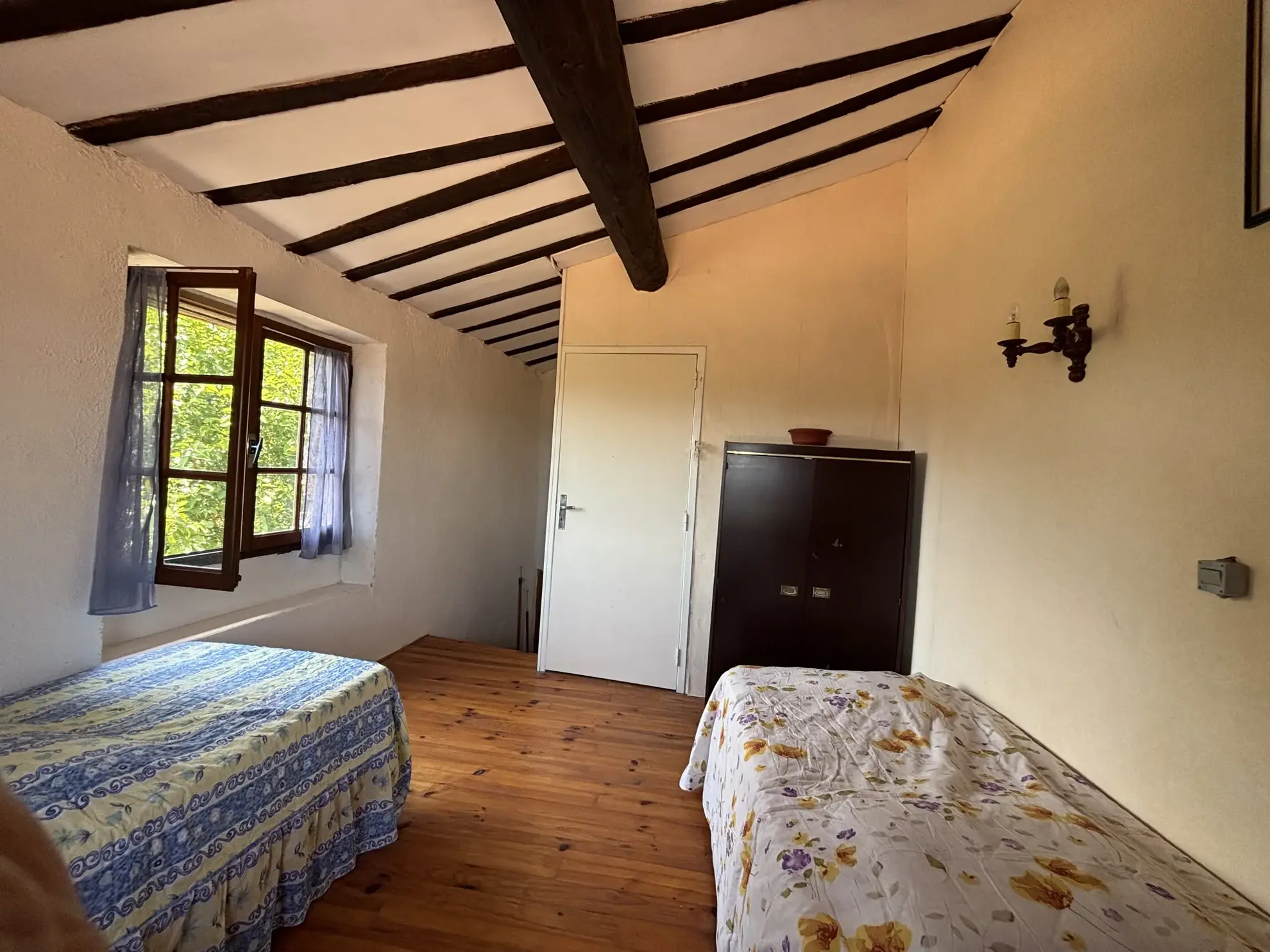 Maison de village en pierre à Corconne avec vue sur vignobles et stationnement 