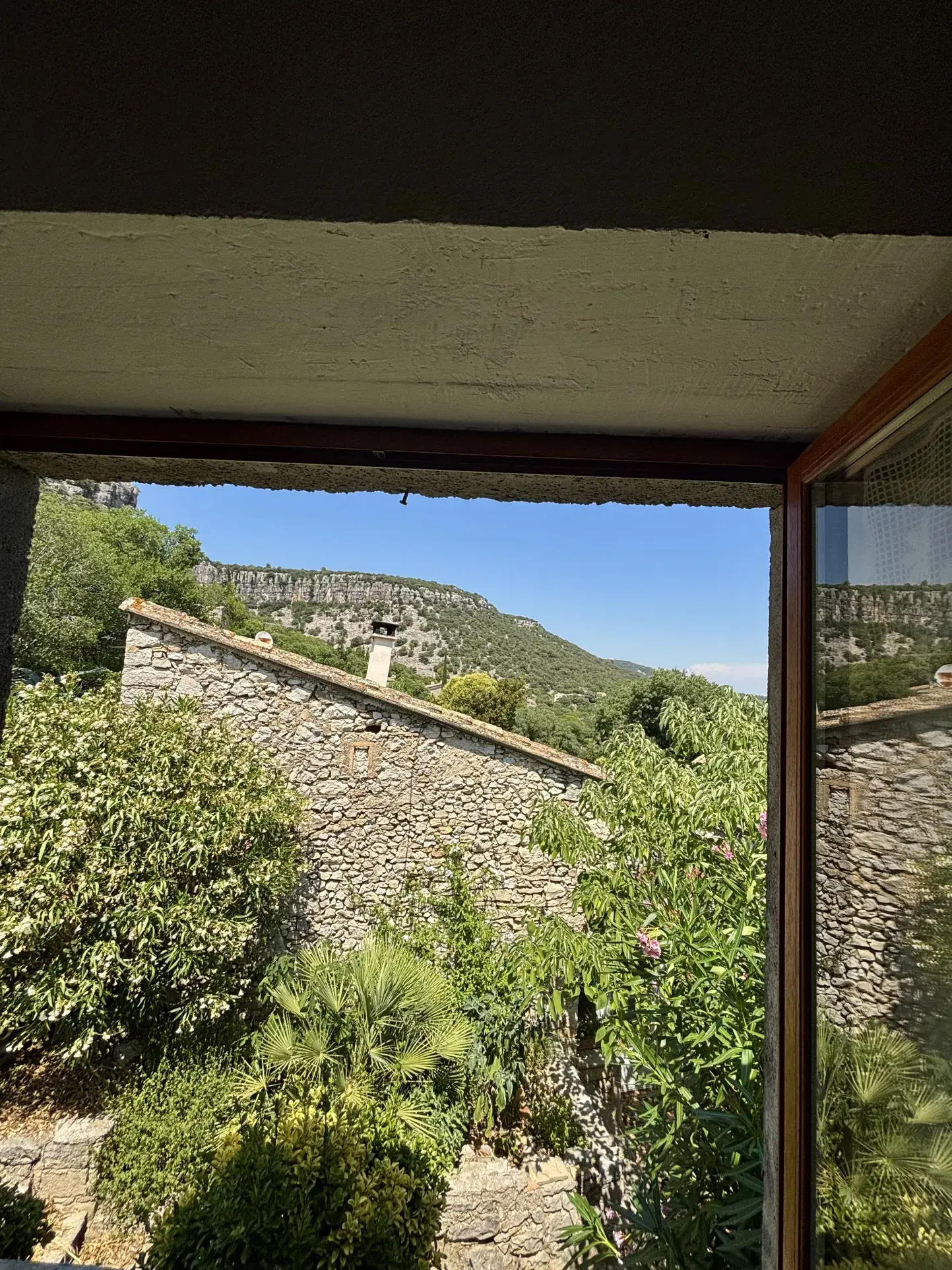 Maison de village en pierre à Corconne avec vue sur vignobles et stationnement 