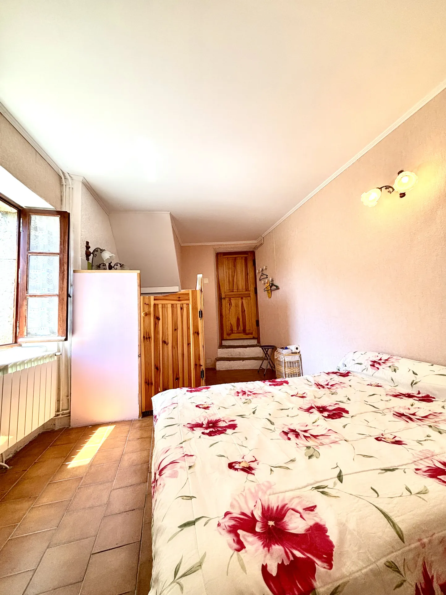 Maison de village en pierre à Corconne avec vue sur vignobles et stationnement 