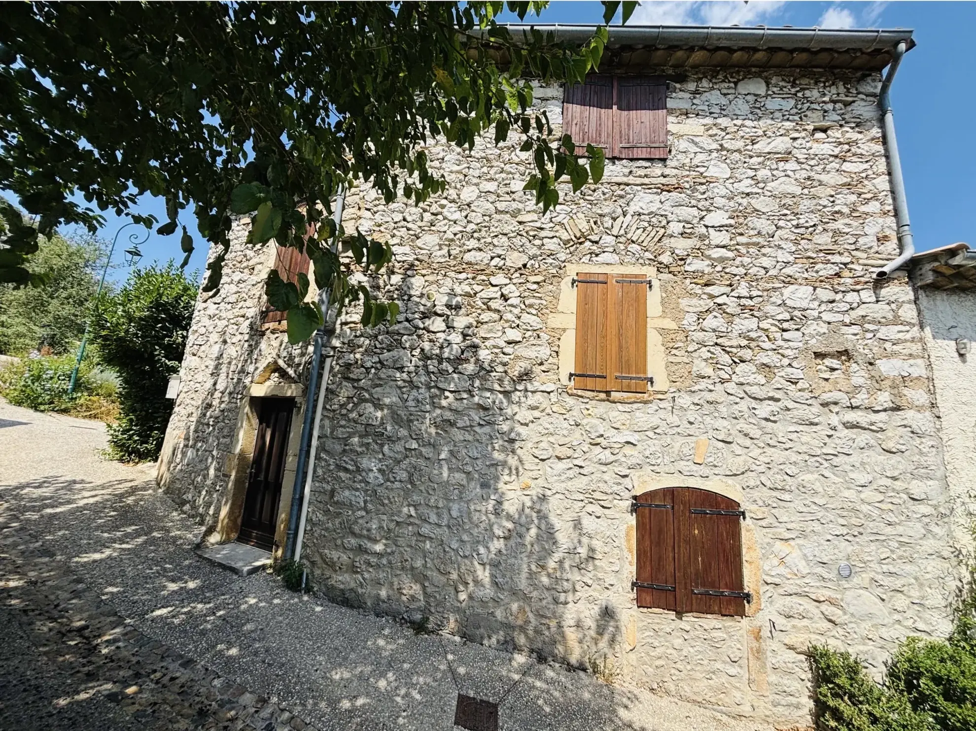 Maison de village en pierre à Corconne avec vue sur vignobles et stationnement
