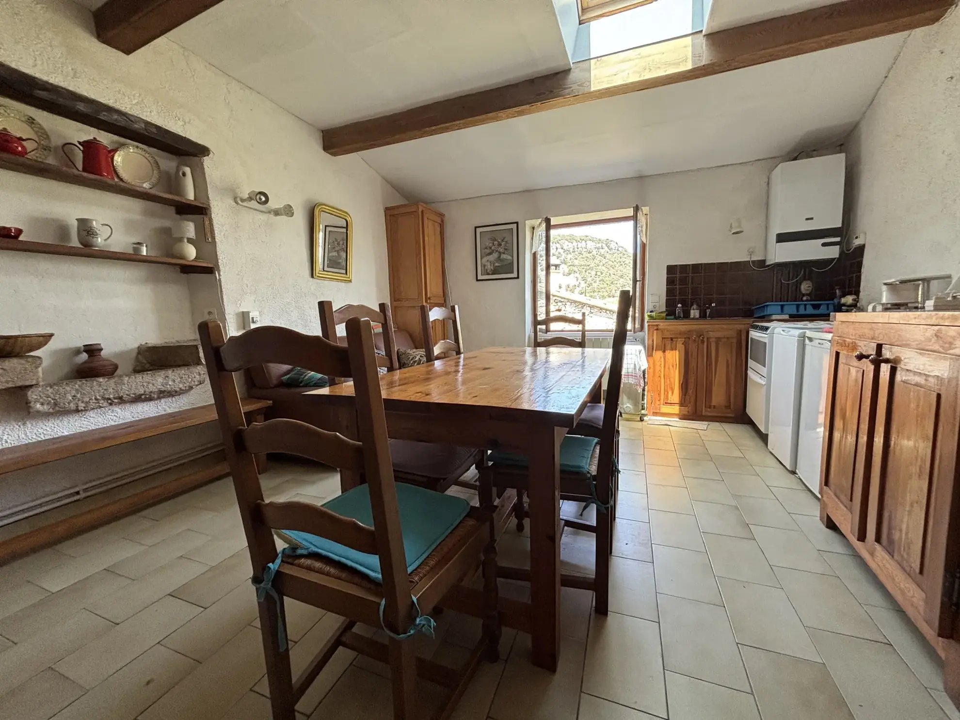 Maison de village en pierre à Corconne avec vue sur vignobles et stationnement 