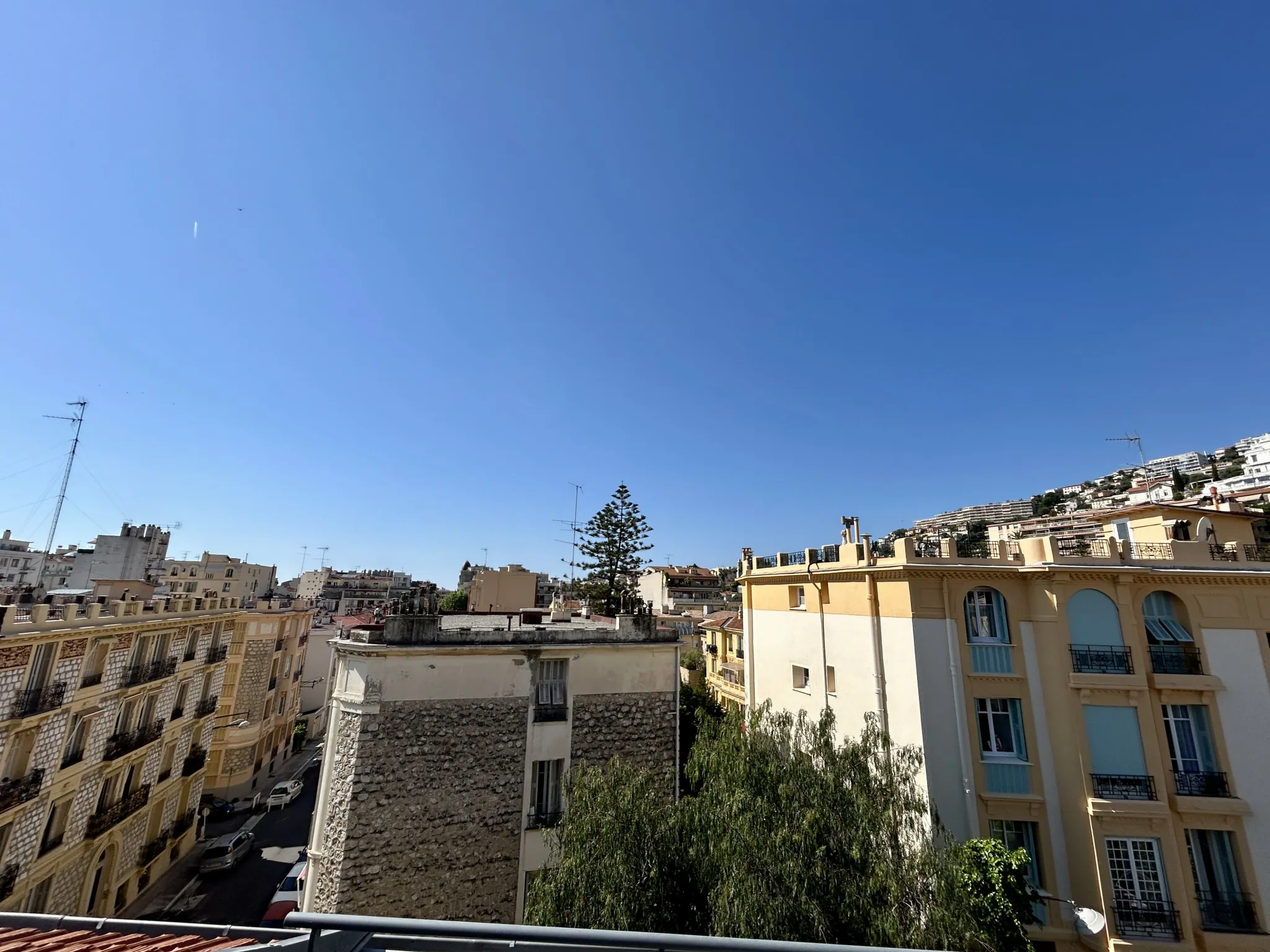 Appartement 2 pièces à Nice Nord avec terrasse en dernier étage 