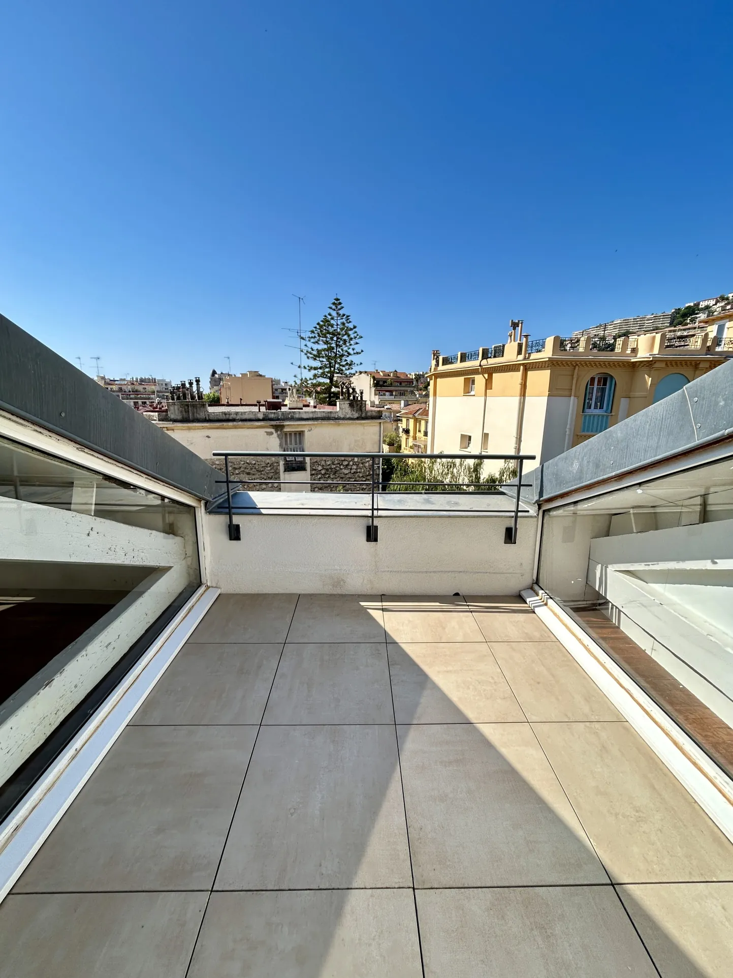 Appartement 2 pièces à Nice Nord avec terrasse en dernier étage