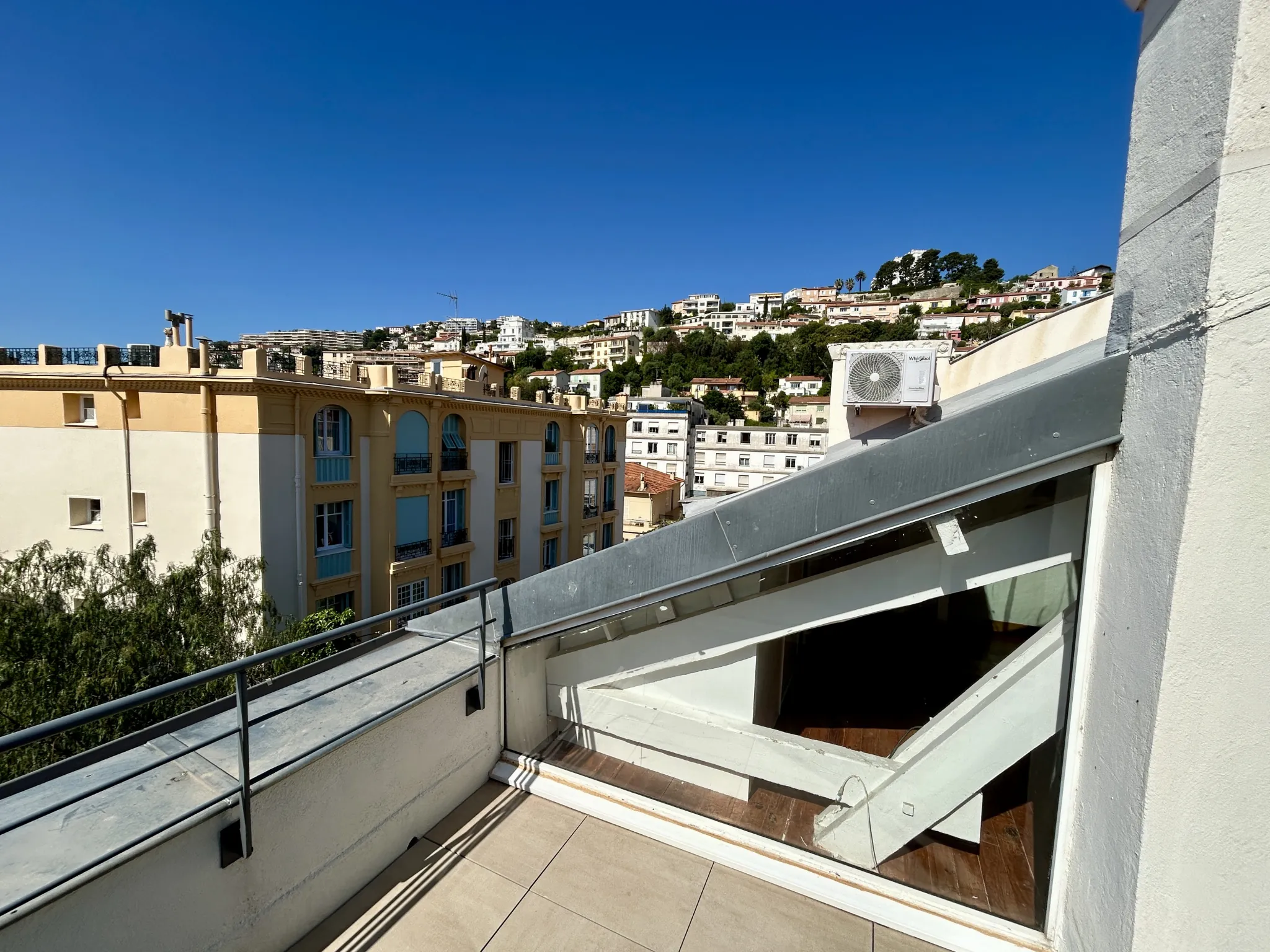 Appartement 2 pièces à Nice Nord avec terrasse en dernier étage 