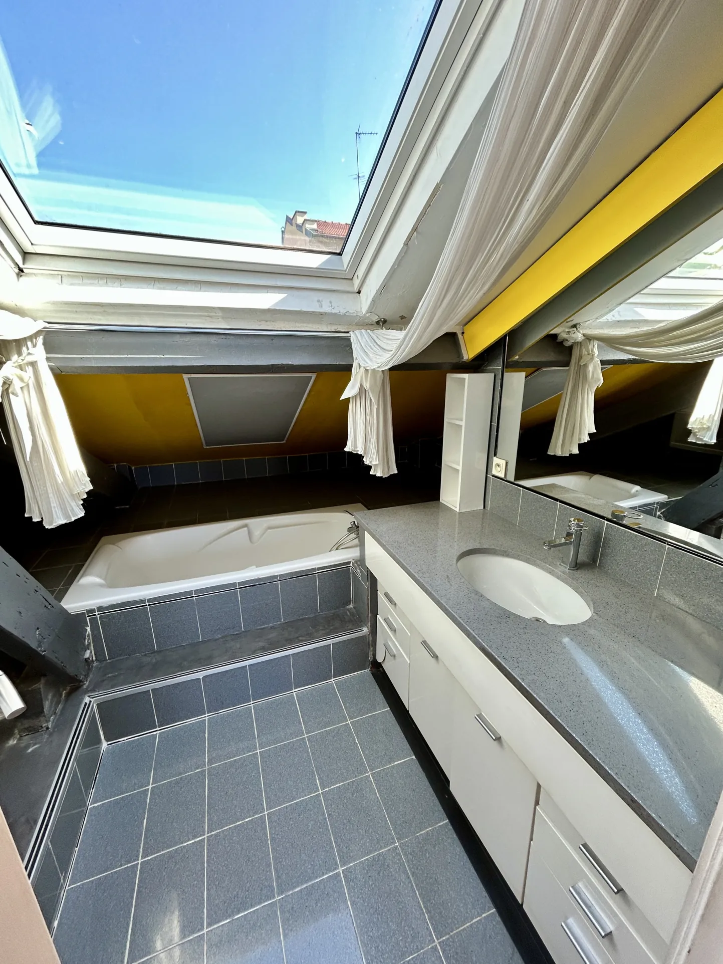 Appartement 2 pièces à Nice Nord avec terrasse en dernier étage 