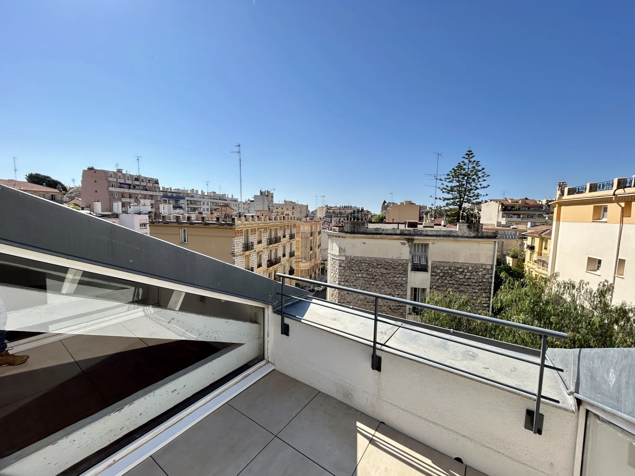 Appartement 2 pièces à Nice Nord avec terrasse en dernier étage 