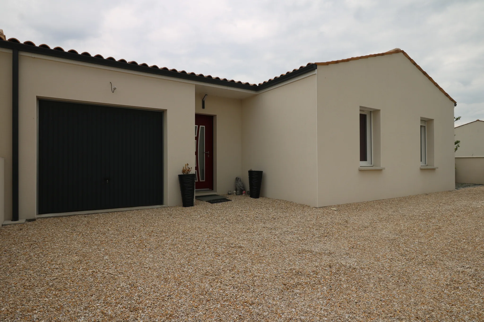 Maison neuve de plain-pied avec garage et jardin à Saint Hilaire de Villefranche 