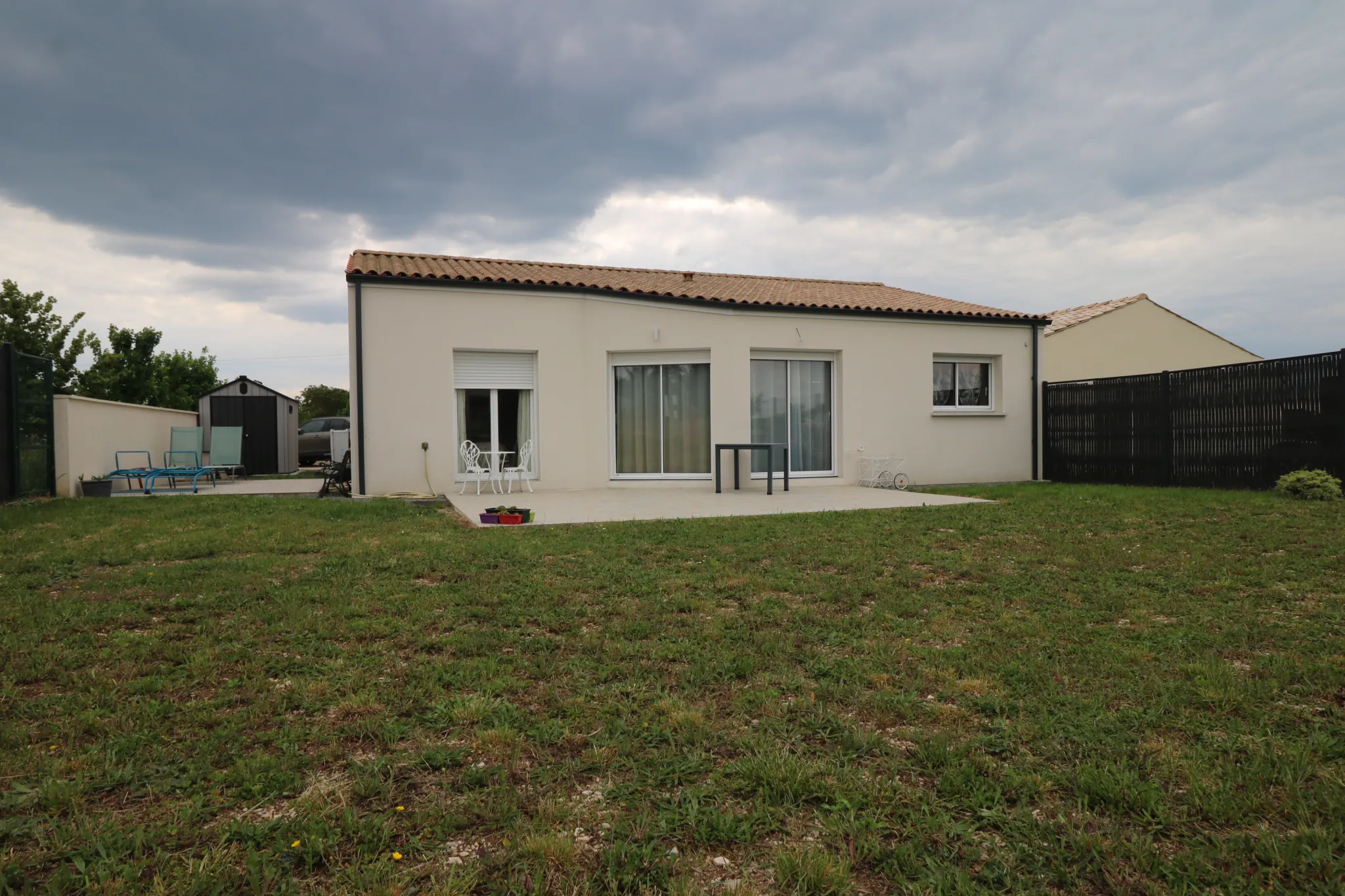 Maison neuve de plain-pied avec garage et jardin à Saint Hilaire de Villefranche