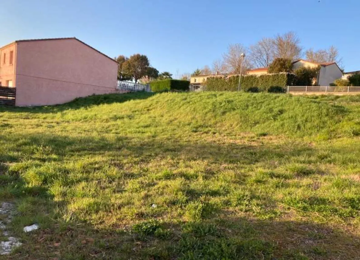 Terrain constructible de 742 m² à Villeneuve-sur-Lot avec permis en place 
