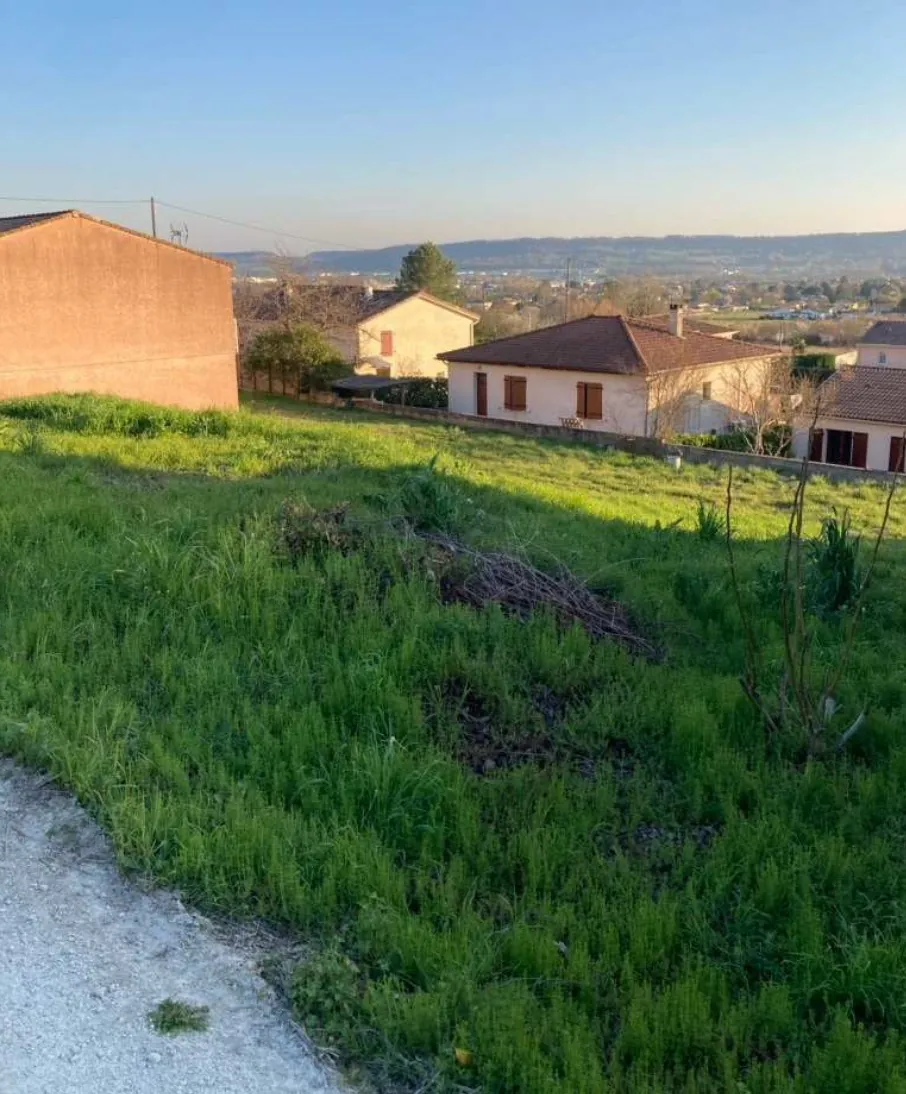 Terrain constructible de 742 m² à Villeneuve-sur-Lot avec permis en place 