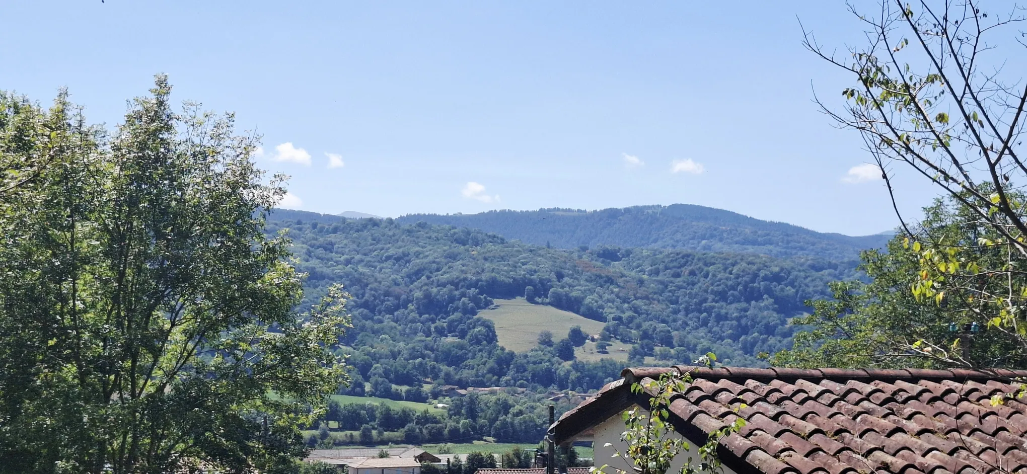 Maison de village avec belle vue et terrain spacieux à Cadarcet 