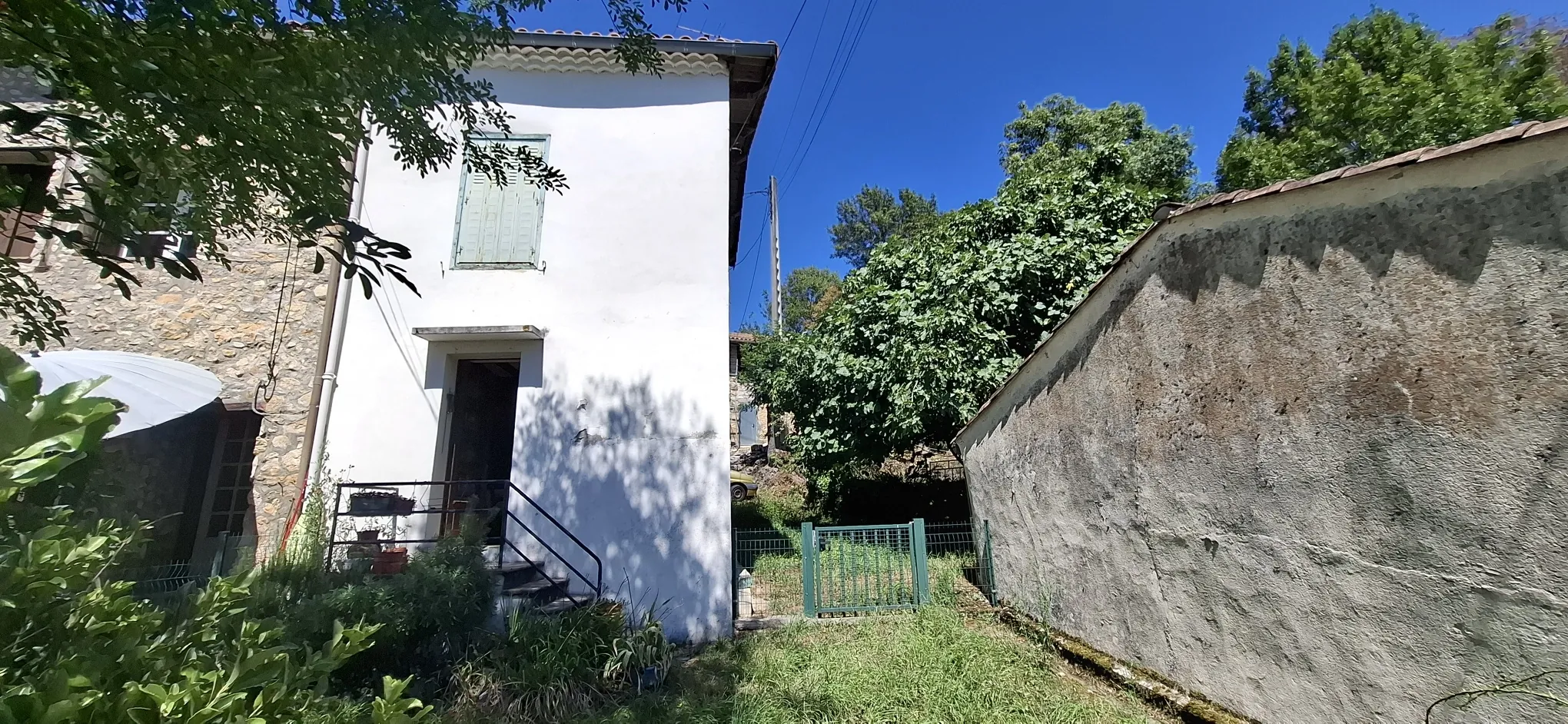 Maison de village avec belle vue et terrain spacieux à Cadarcet 