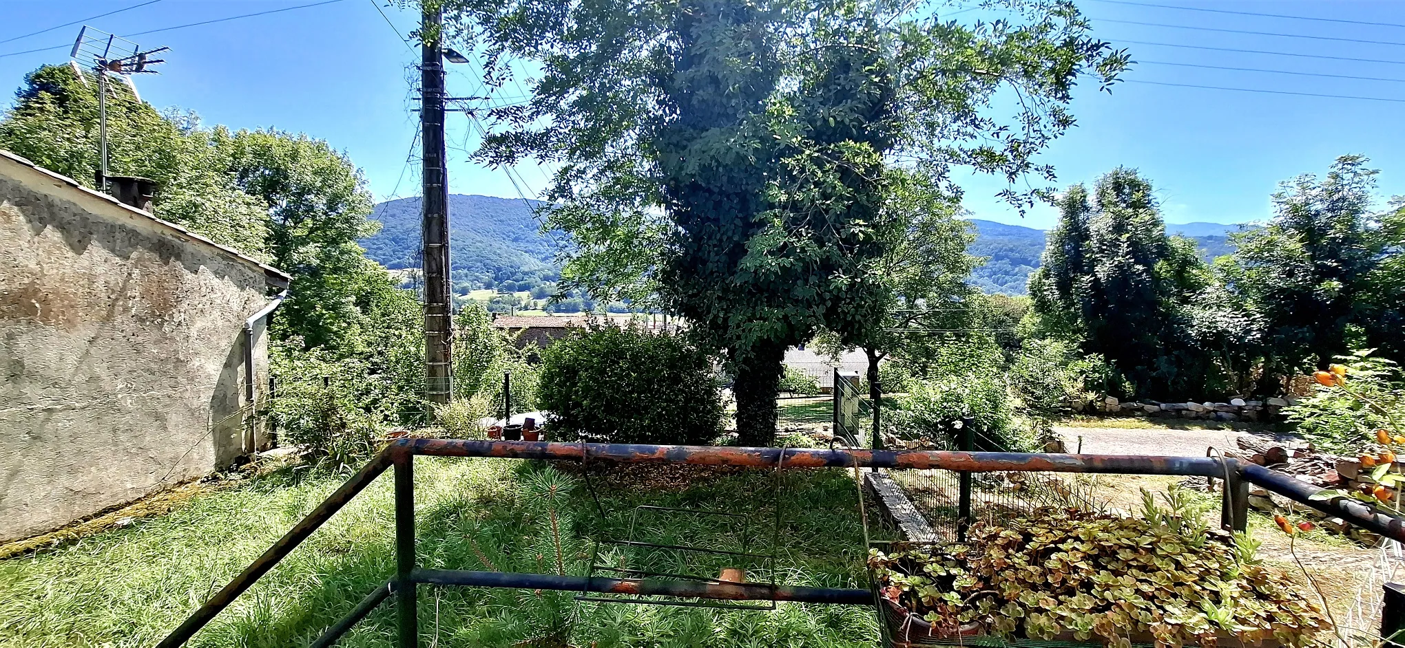 Maison de village avec belle vue et terrain spacieux à Cadarcet 