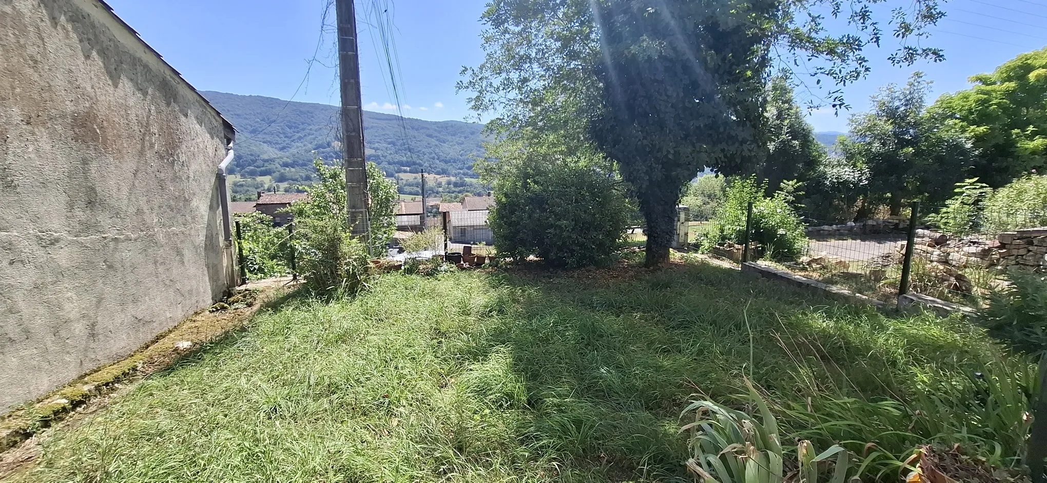 Maison de village avec belle vue et terrain spacieux à Cadarcet 
