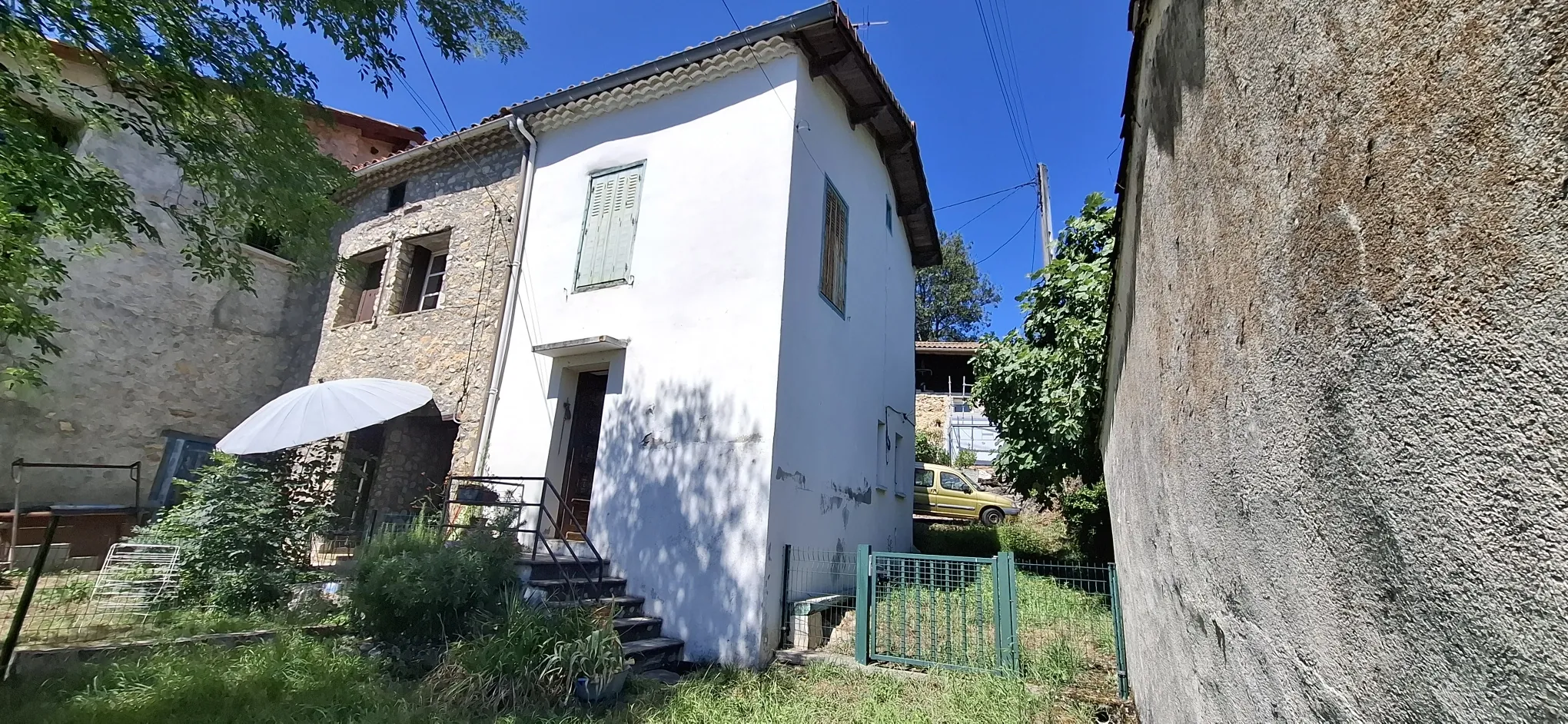 Maison de village avec belle vue et terrain spacieux à Cadarcet 