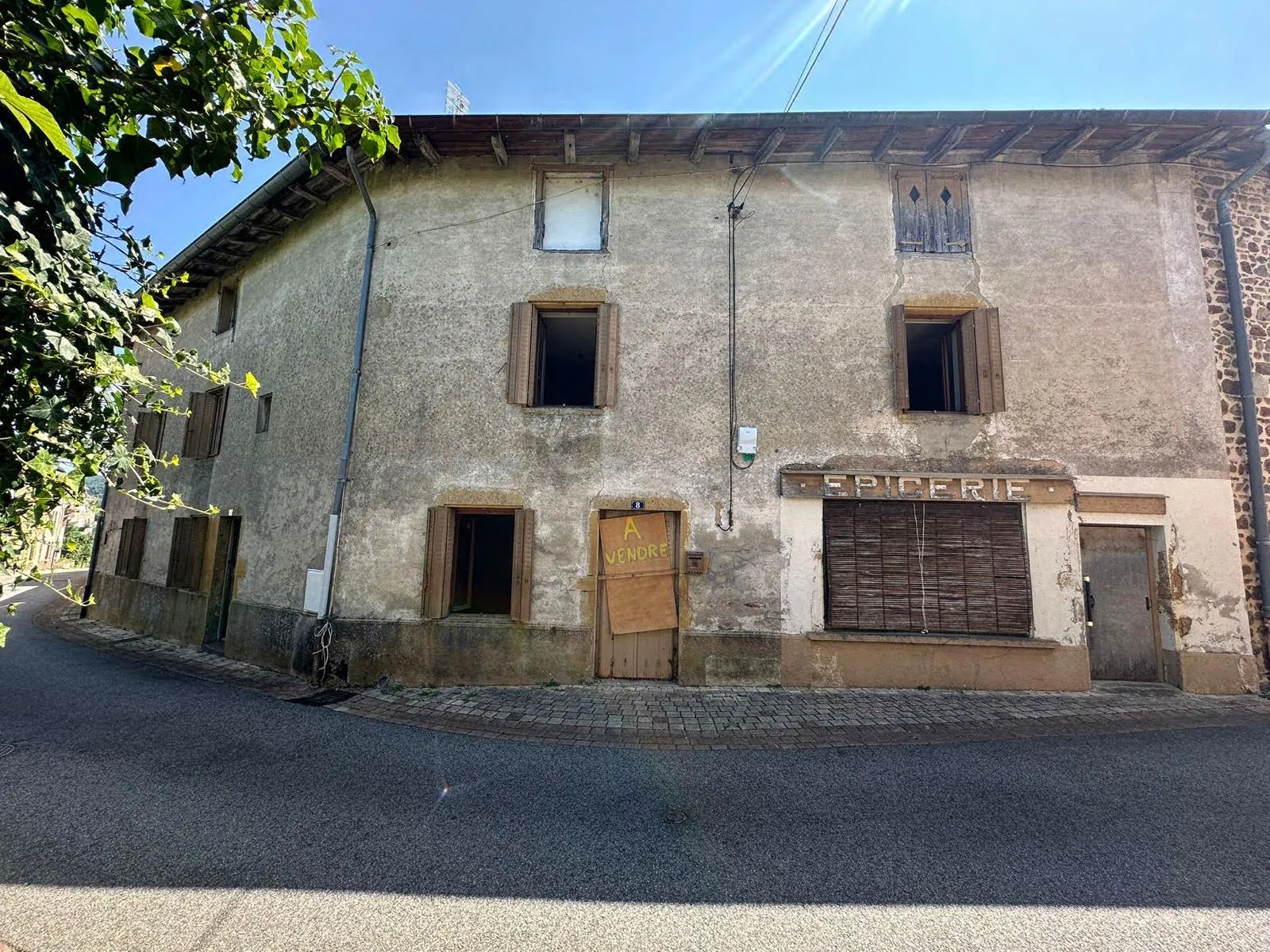 Maison à vendre à Saint-Jean-la-Bussière avec 4 chambres, cave et combles aménageables