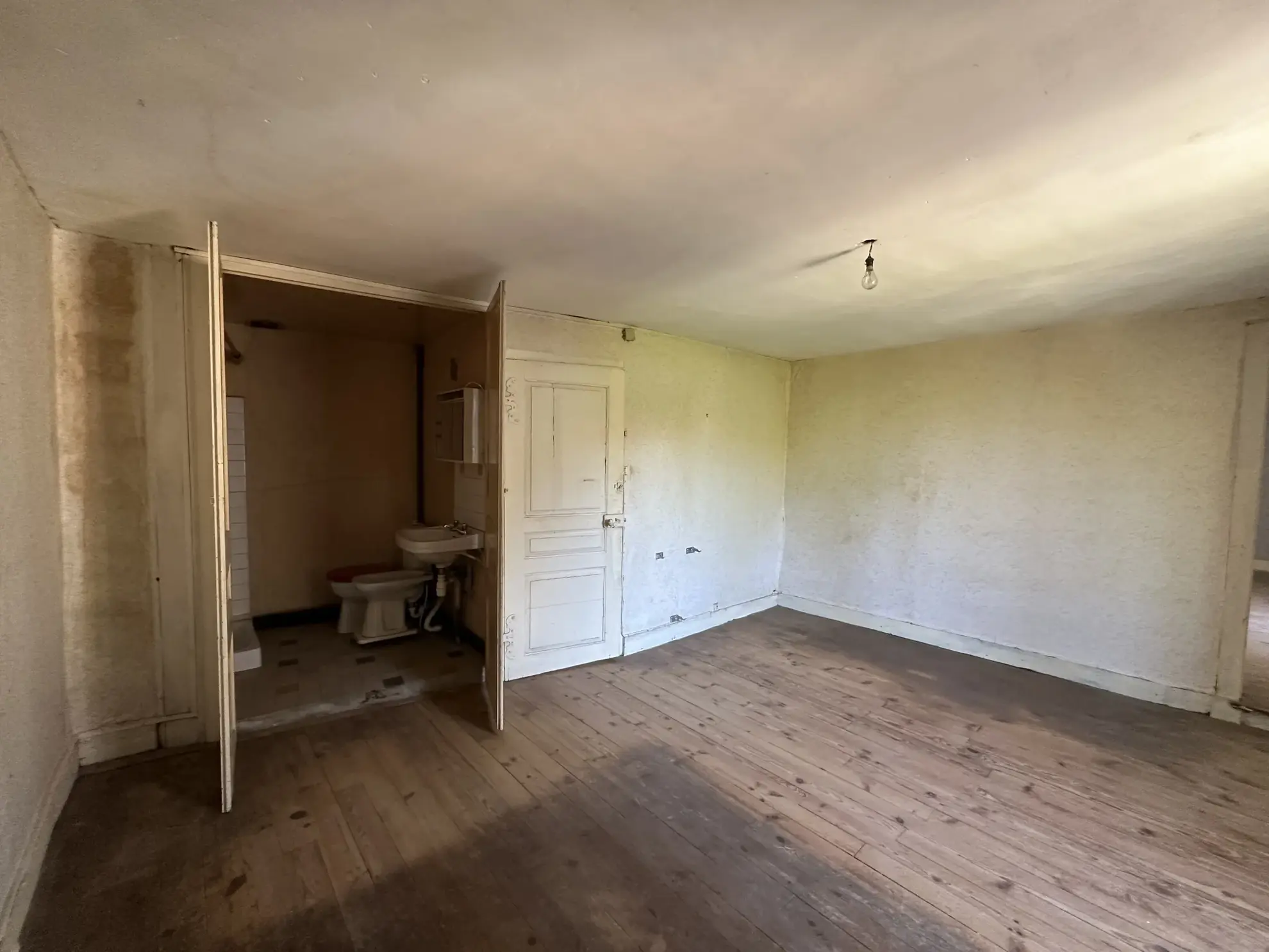 Maison à vendre à Saint-Jean-la-Bussière avec 4 chambres, cave et combles aménageables 