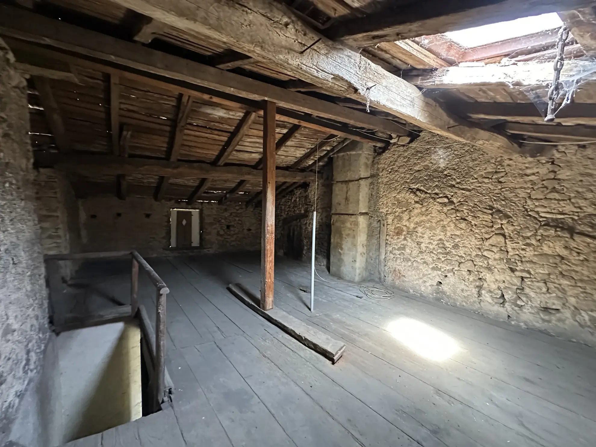 Maison à vendre à Saint-Jean-la-Bussière avec 4 chambres, cave et combles aménageables 