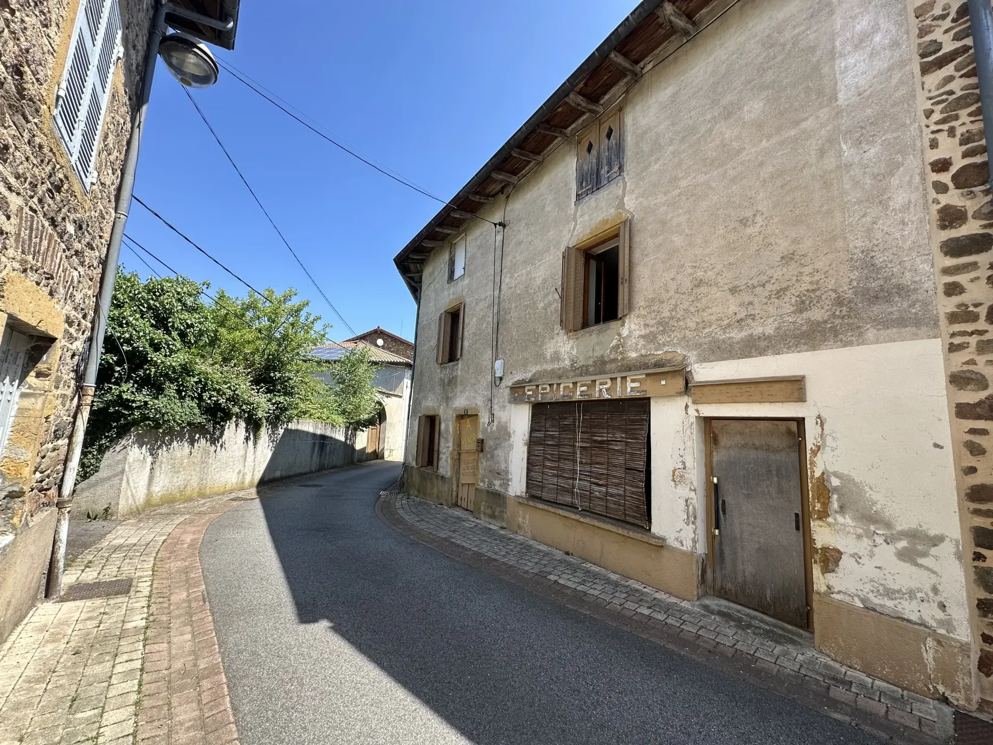 Maison à vendre à Saint-Jean-la-Bussière avec 4 chambres, cave et combles aménageables 