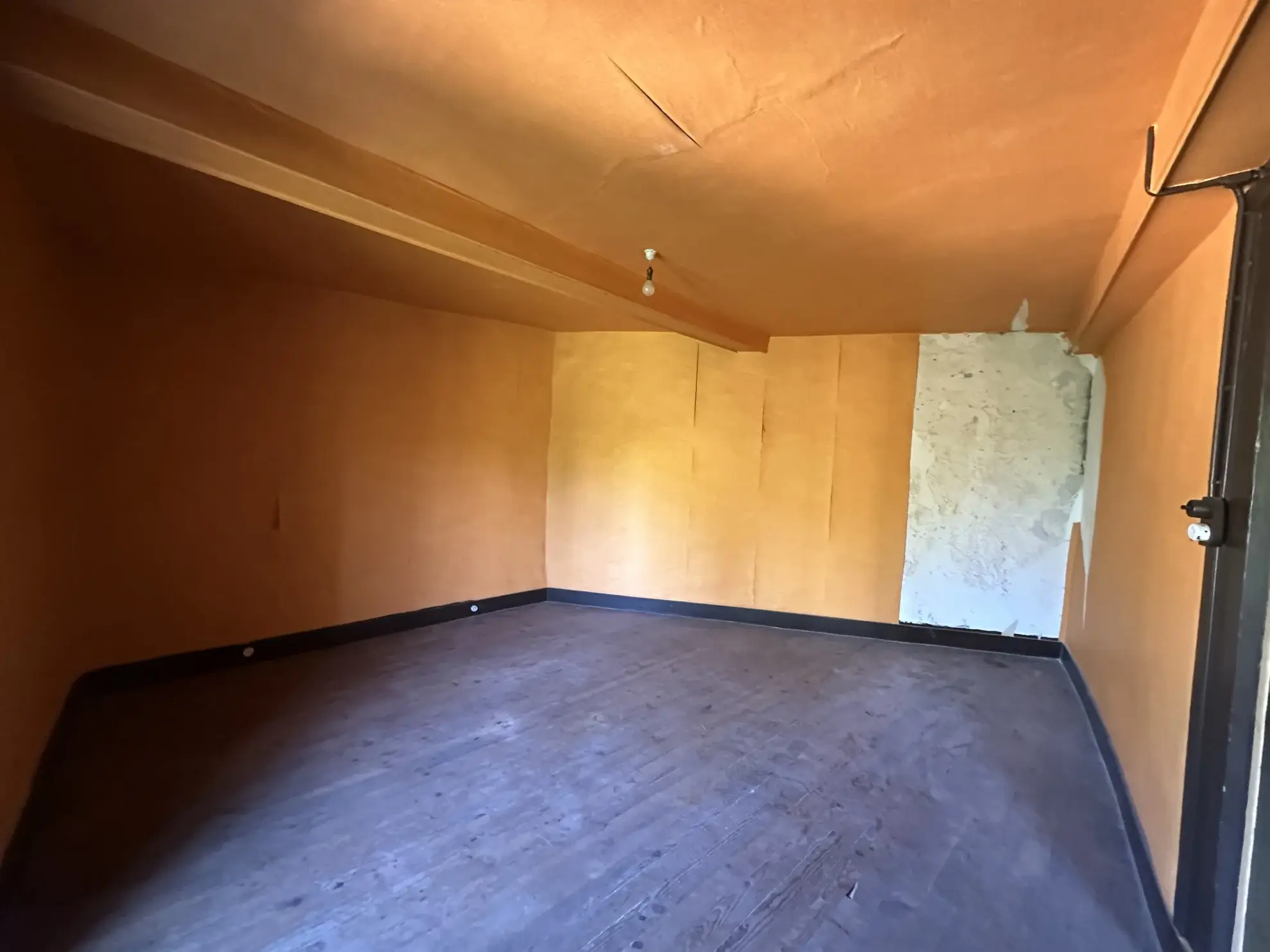 Maison à vendre à Saint-Jean-la-Bussière avec 4 chambres, cave et combles aménageables 