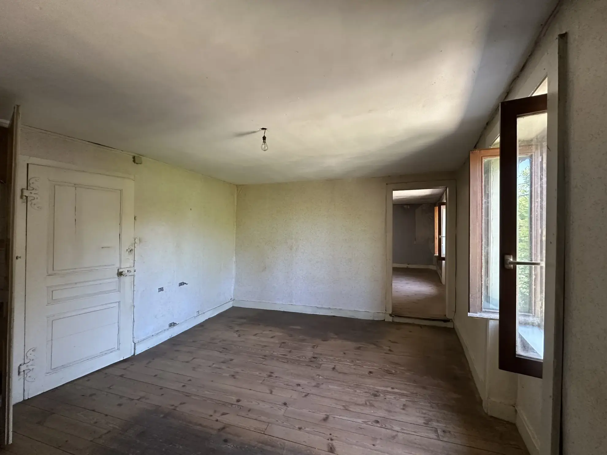 Maison à vendre à Saint-Jean-la-Bussière avec 4 chambres, cave et combles aménageables 