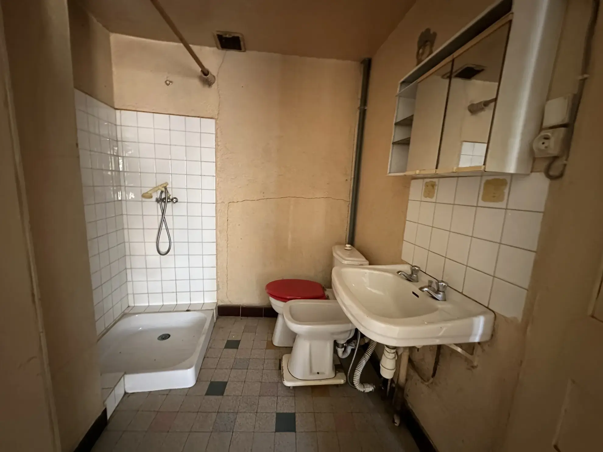 Maison à vendre à Saint-Jean-la-Bussière avec 4 chambres, cave et combles aménageables 