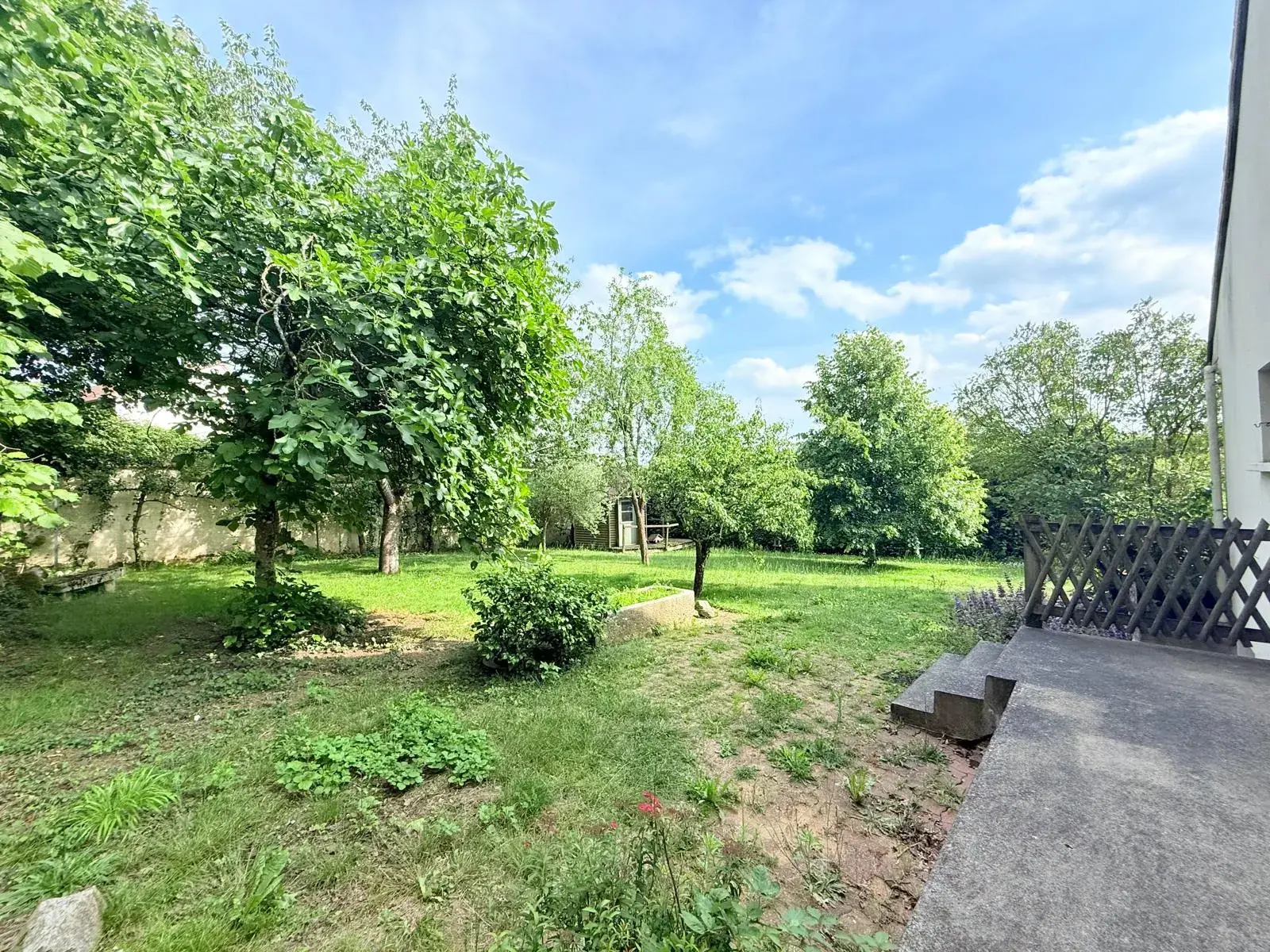 À vendre maison spacieuse de 160 m² à Condé sur Sarthe avec terrain de 3858 m² 