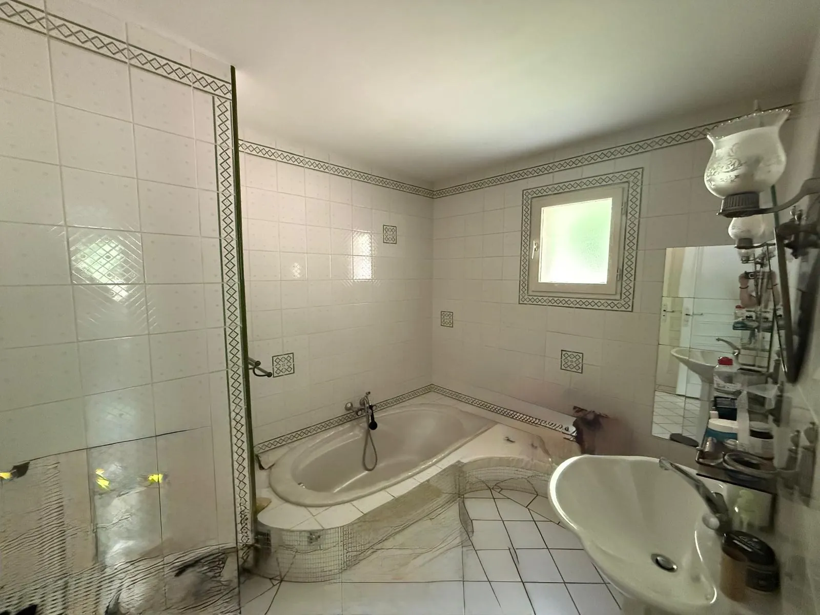 À vendre maison spacieuse de 160 m² à Condé sur Sarthe avec terrain de 3858 m² 