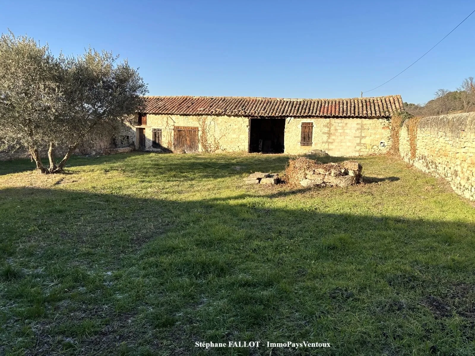 Terrain constructible à Bedoin avec ruine en pierre, vue sur Mont Ventoux