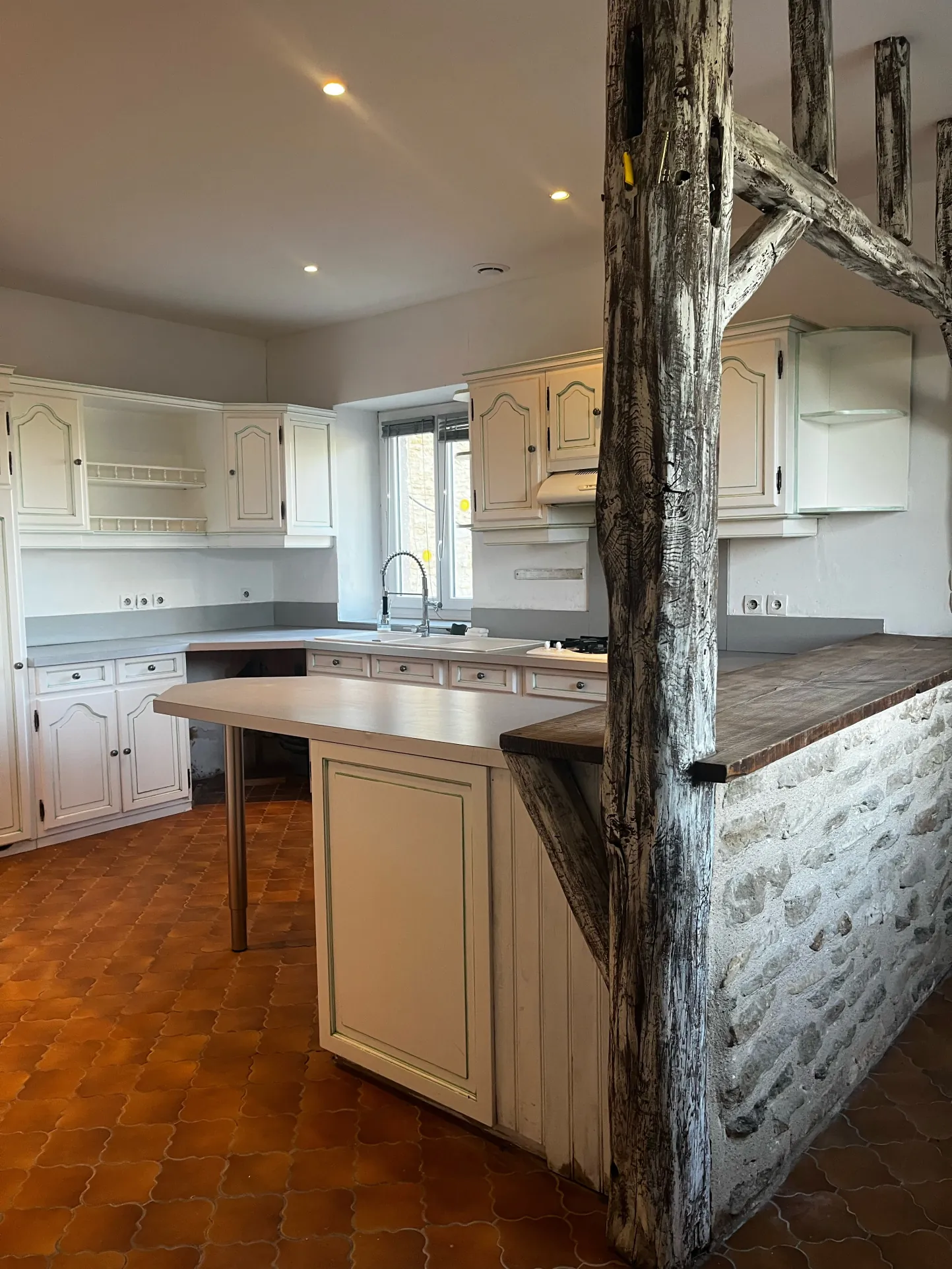 Maison ancienne rénovée avec vue panoramique à St Jean de Sauves 