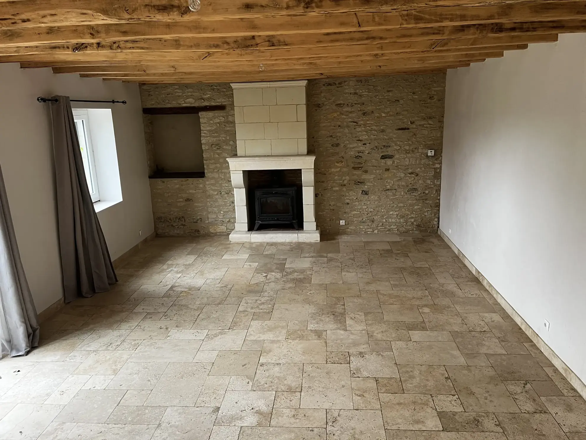 Maison ancienne rénovée avec vue panoramique à St Jean de Sauves 