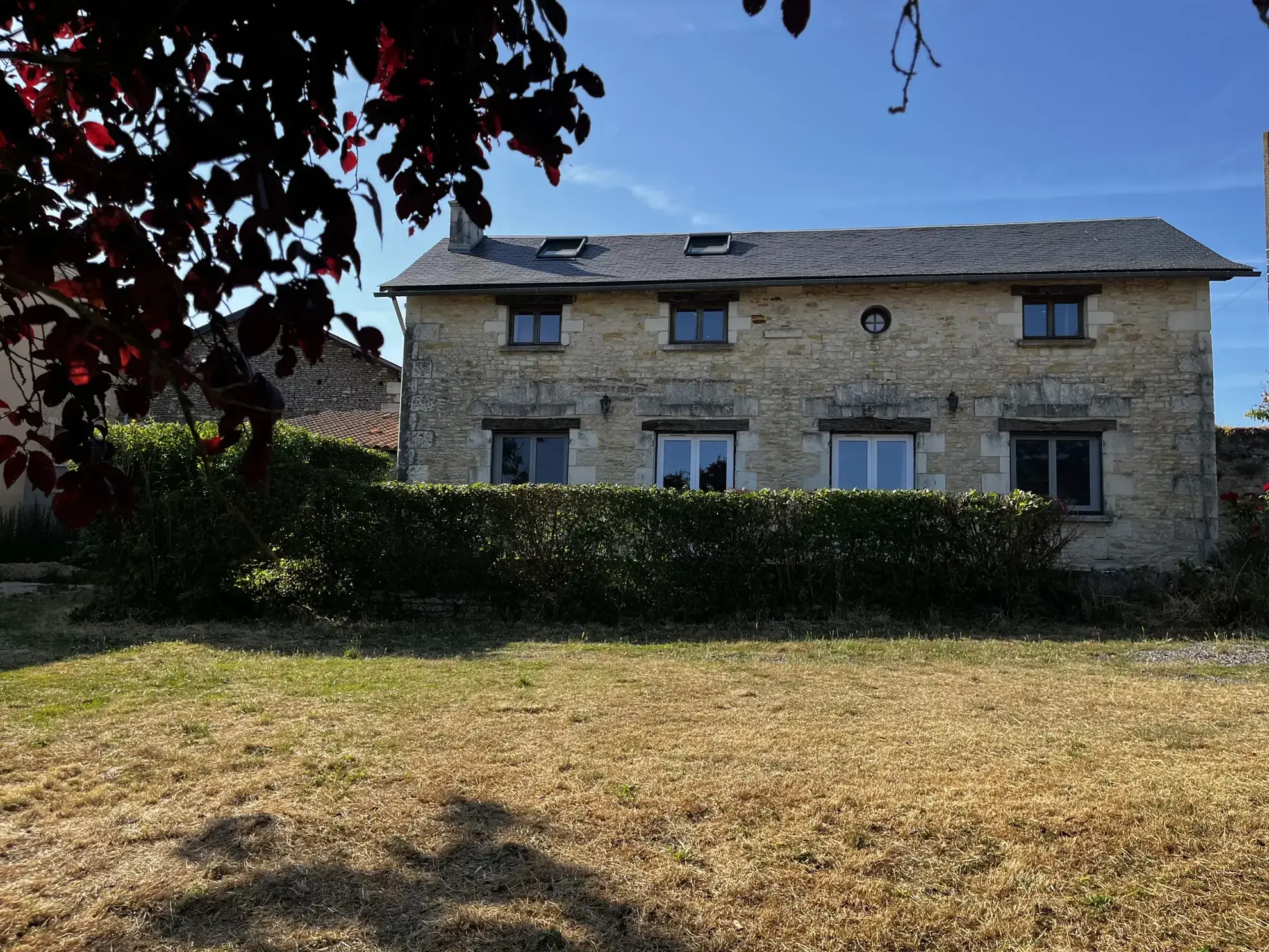 Maison ancienne rénovée avec vue panoramique à St Jean de Sauves 
