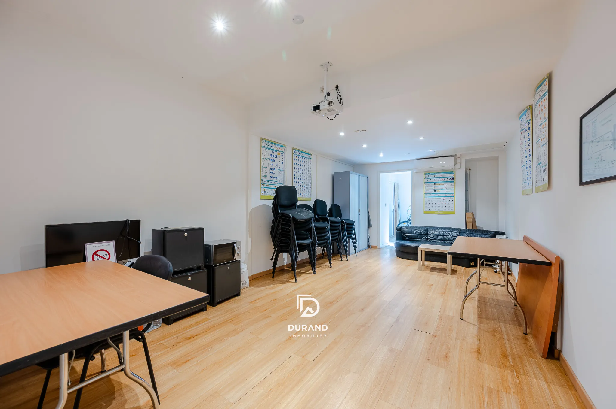 Local commercial rénové de 46 m² à Marseille, emplacement stratégique dans le 6ème arrondissement 