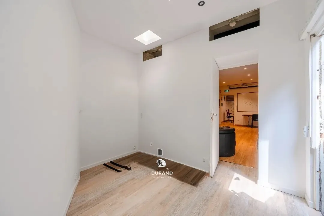 Local commercial rénové de 46 m² à Marseille, emplacement stratégique dans le 6ème arrondissement 