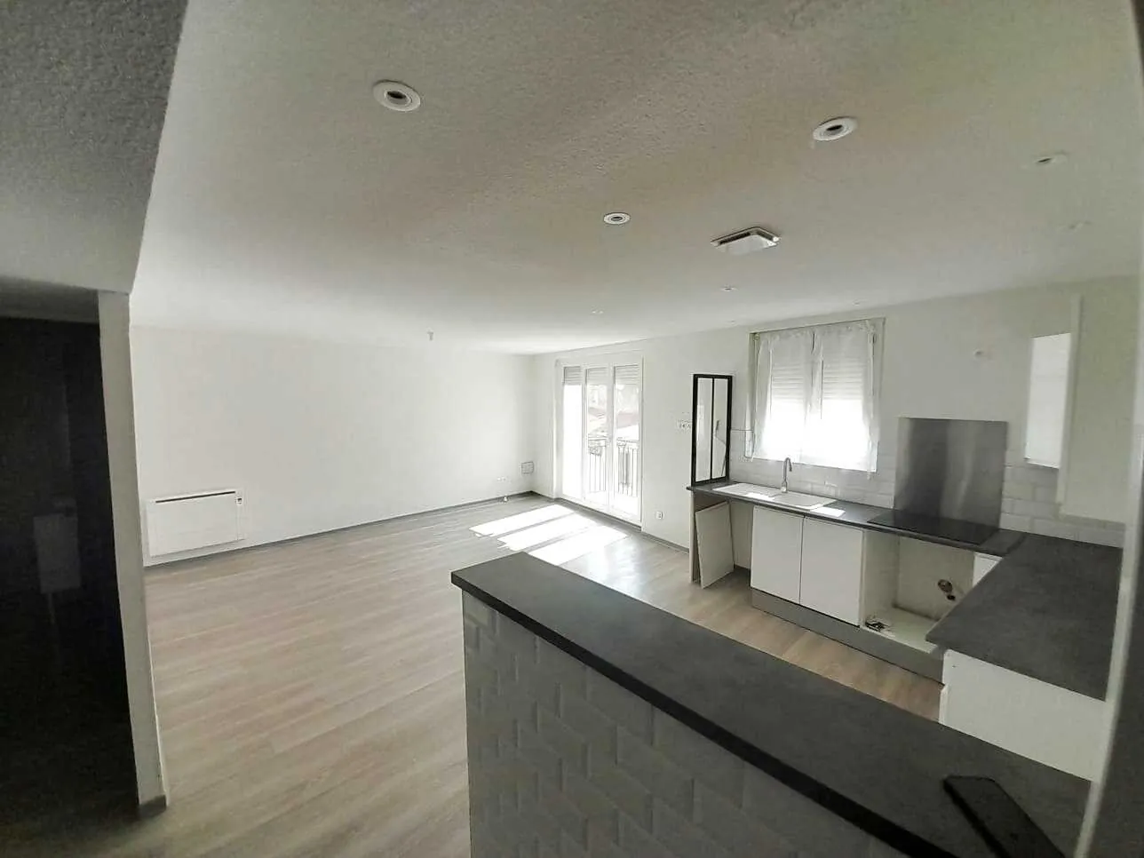 Immeuble à Pia avec deux appartements rénovés et grand garage, opportunité d'investissement ou résidence principale 