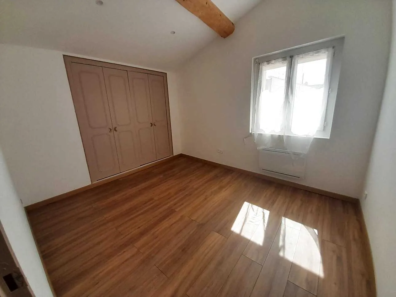 Immeuble à Pia avec deux appartements rénovés et grand garage, opportunité d'investissement ou résidence principale 