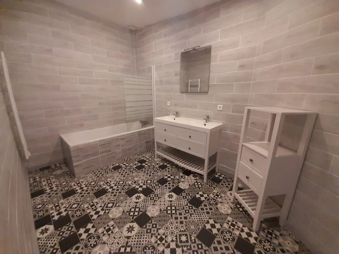 Immeuble à Pia avec deux appartements rénovés et grand garage, opportunité d'investissement ou résidence principale 